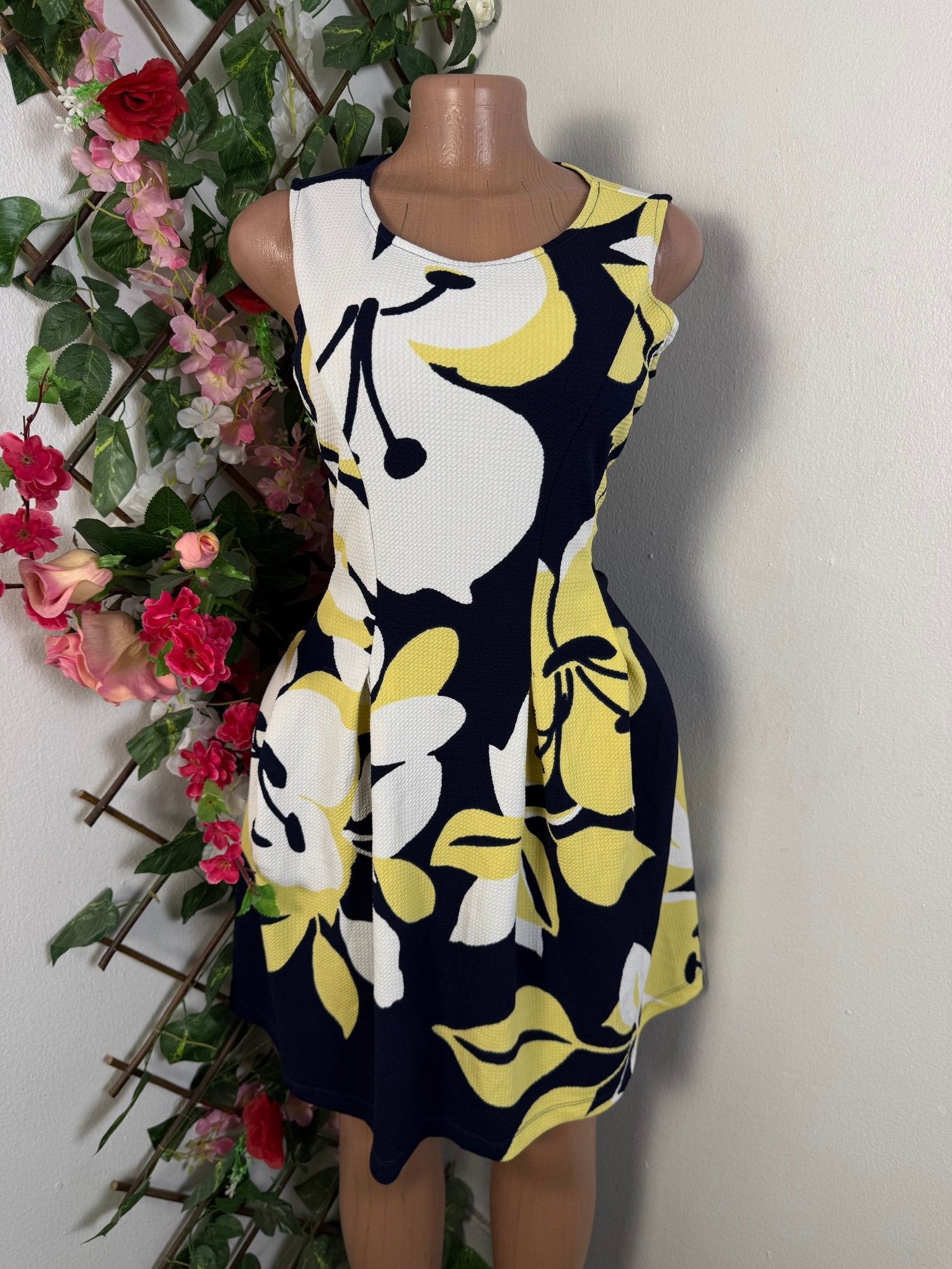 Robe évasé sans manches  - Perluna Store - kinshasa