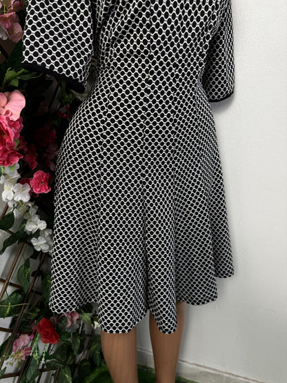 Robe évasée a courte manche colle rond - Perluna Store - kinshasa