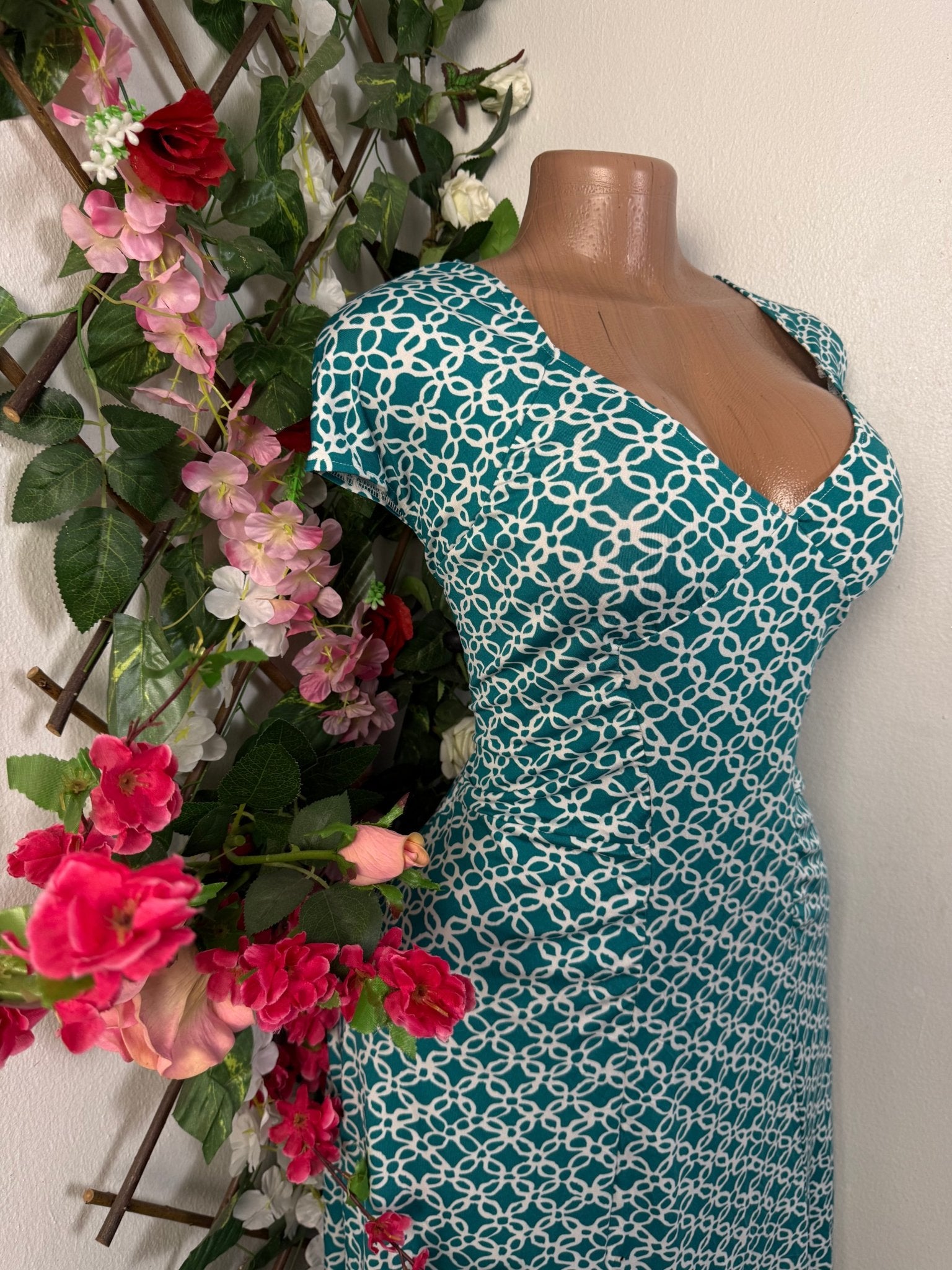 Robe évasée colle en V sans manche - Perluna Store - kinshasa
