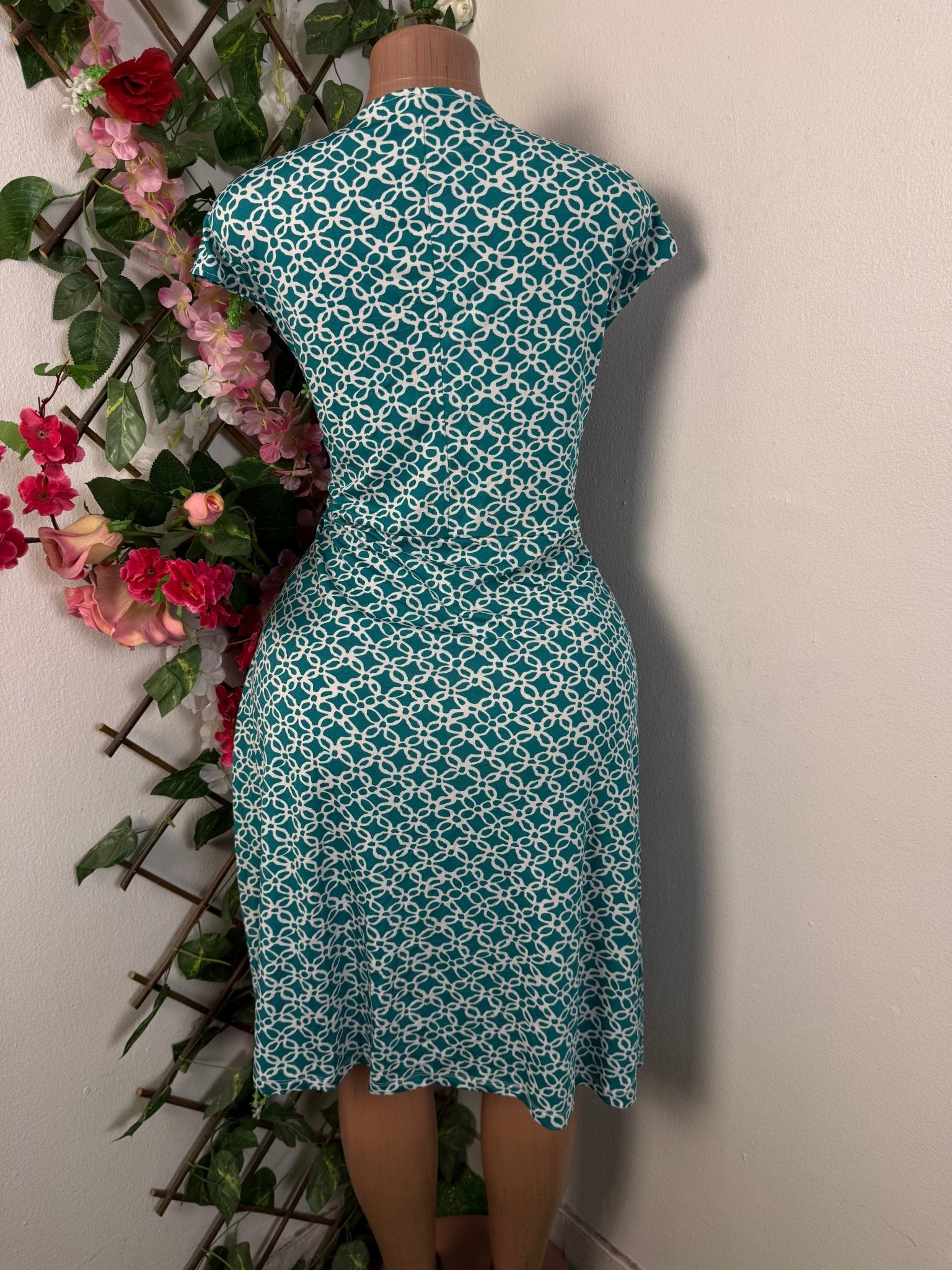 Robe évasée colle en V sans manche - Perluna Store - kinshasa