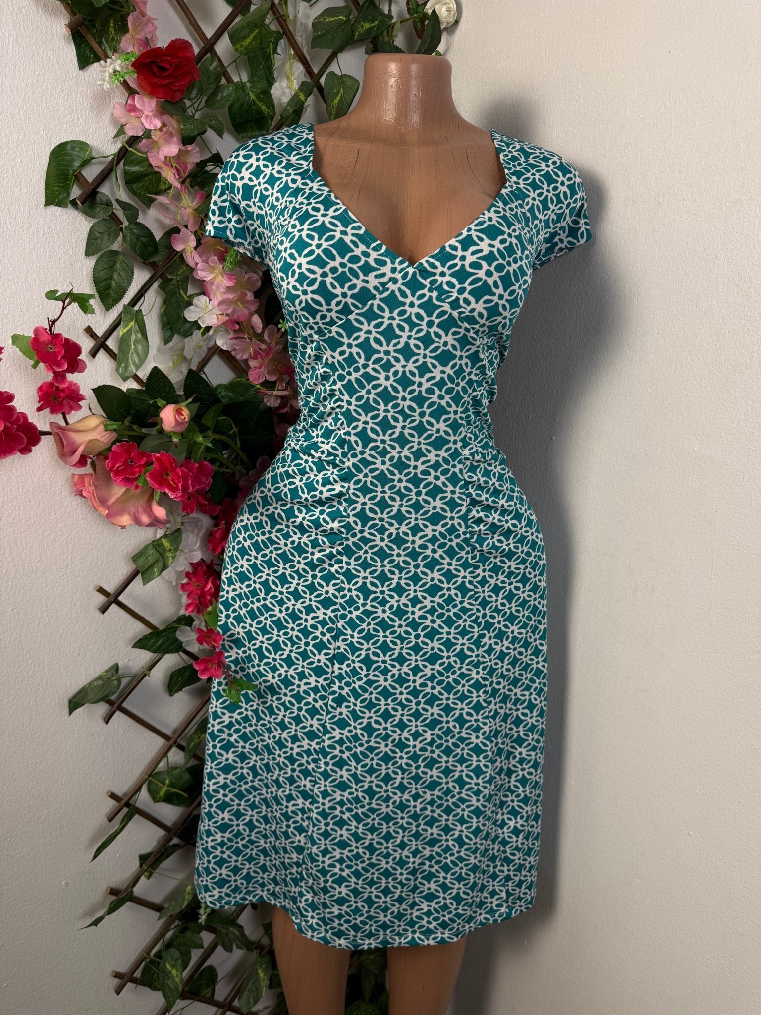 Robe évasée colle en V sans manche - Perluna Store - kinshasa