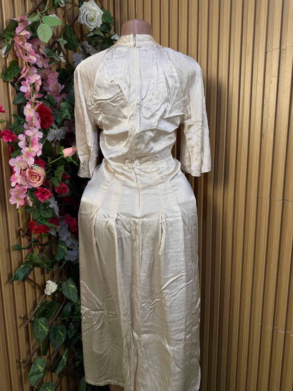 Robe évasée en satin manches 3/4 ceintrée col V - Perluna Store
