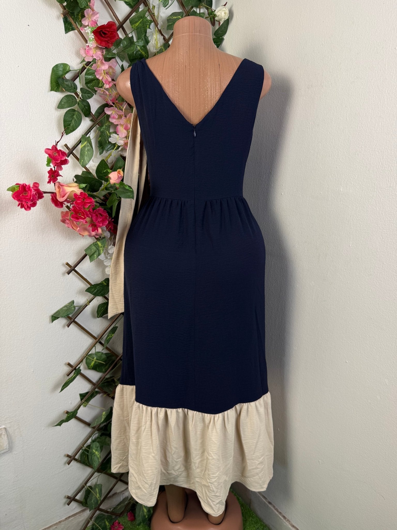 Robe évasée longue sans manches colle V - Perluna Store - kinshasa