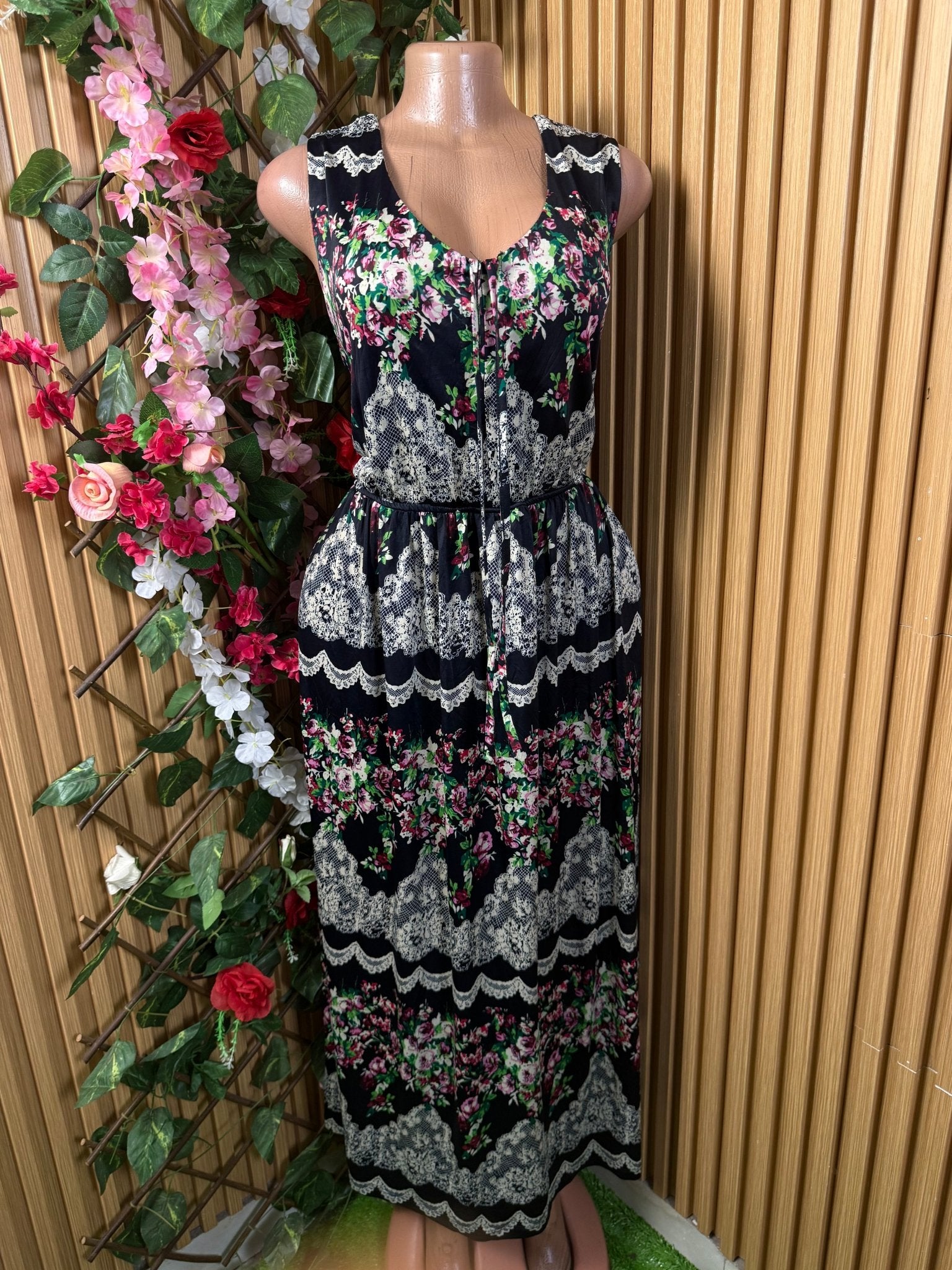 Robe évasée longue sans manches décolleté - Perluna Store