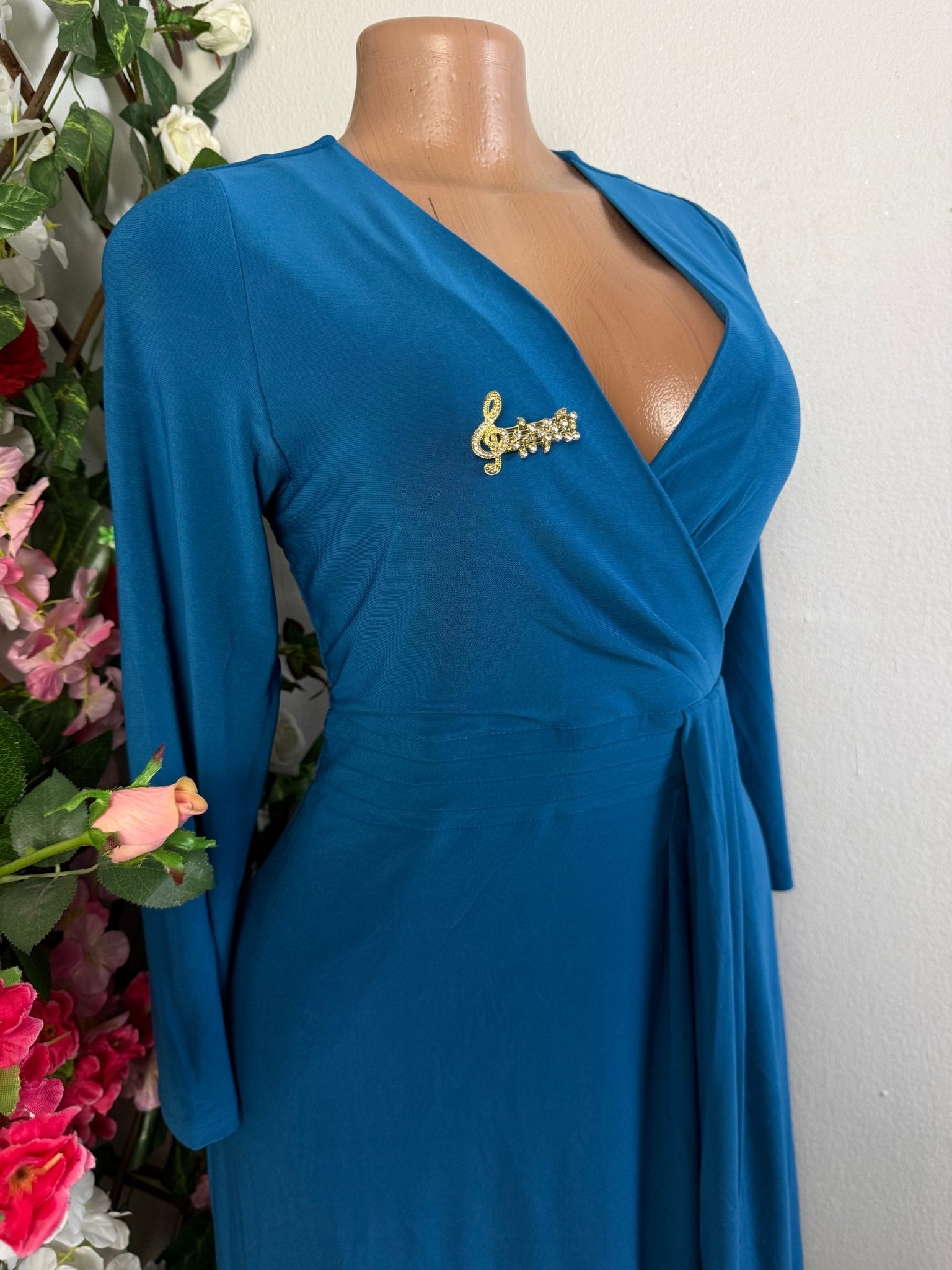 Robe évasée manches longues colle V - Perluna Store - kinshasa