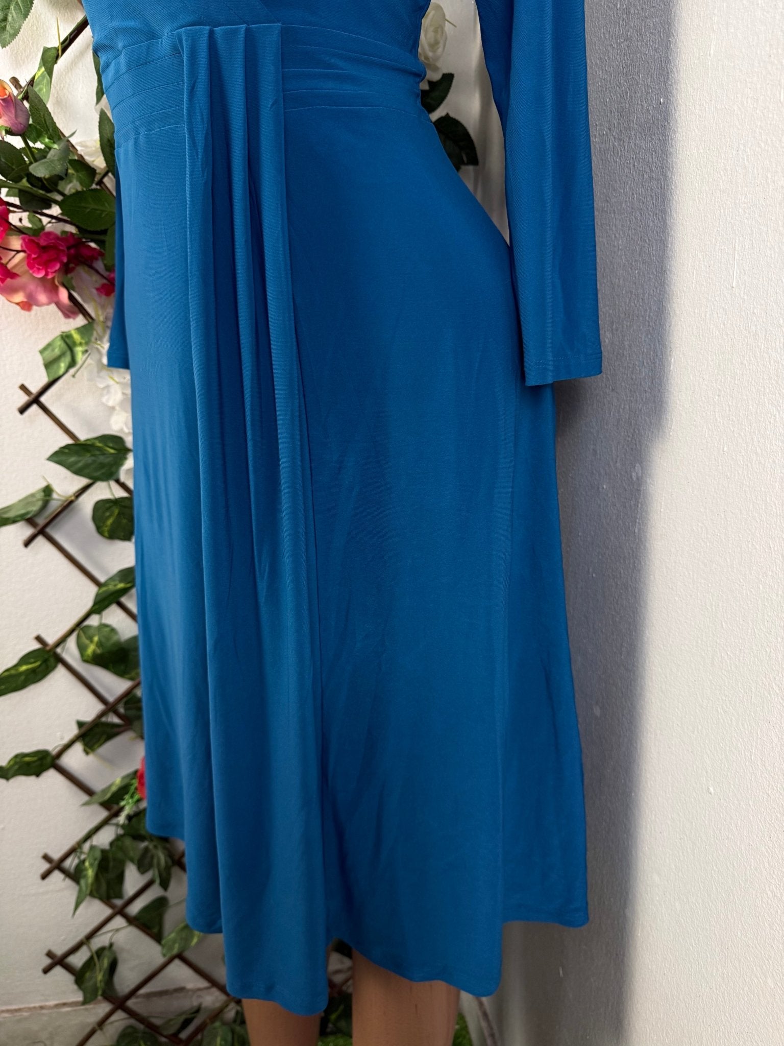 Robe évasée manches longues colle V - Perluna Store - kinshasa