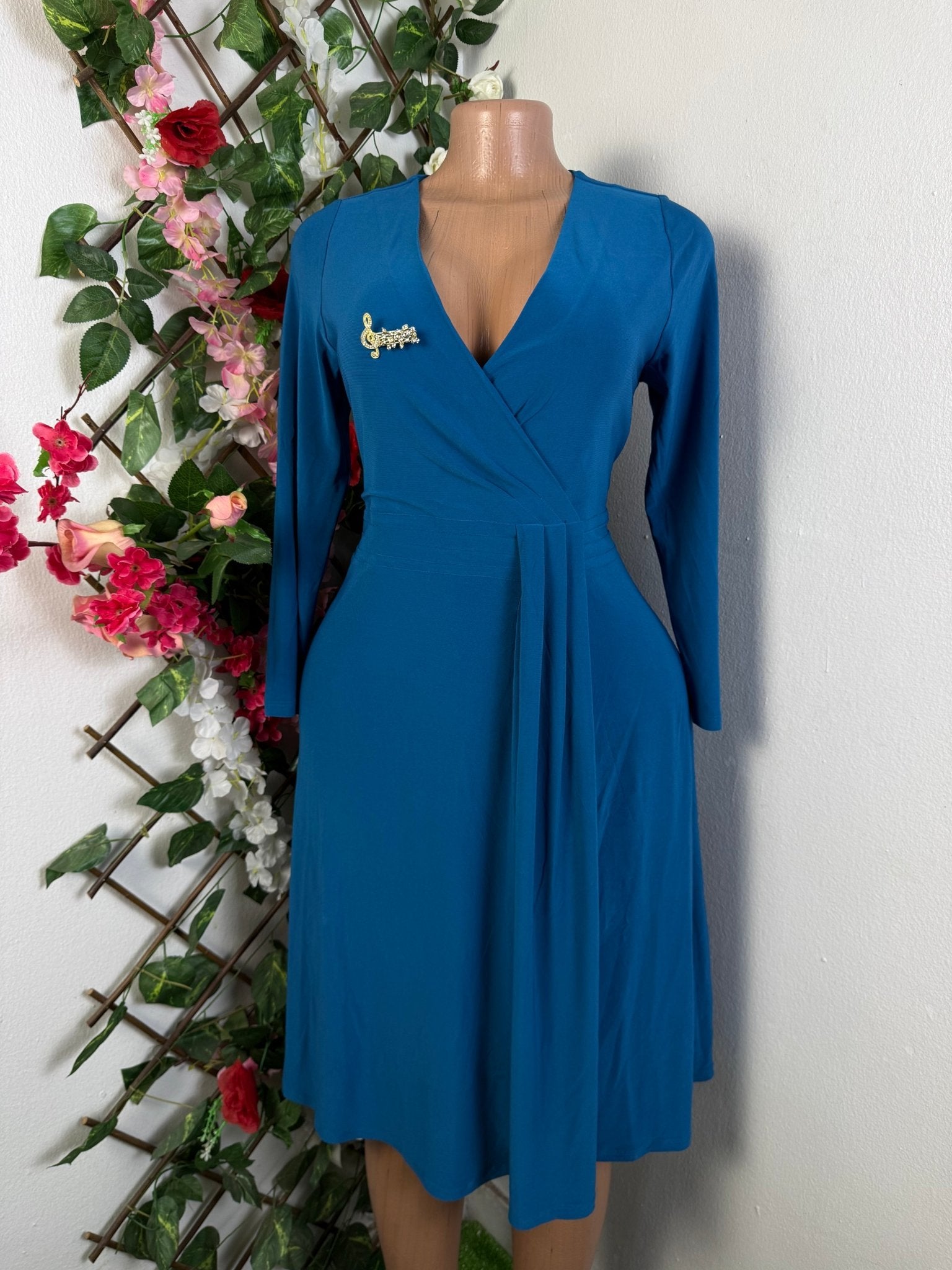 Robe évasée manches longues colle V - Perluna Store - kinshasa