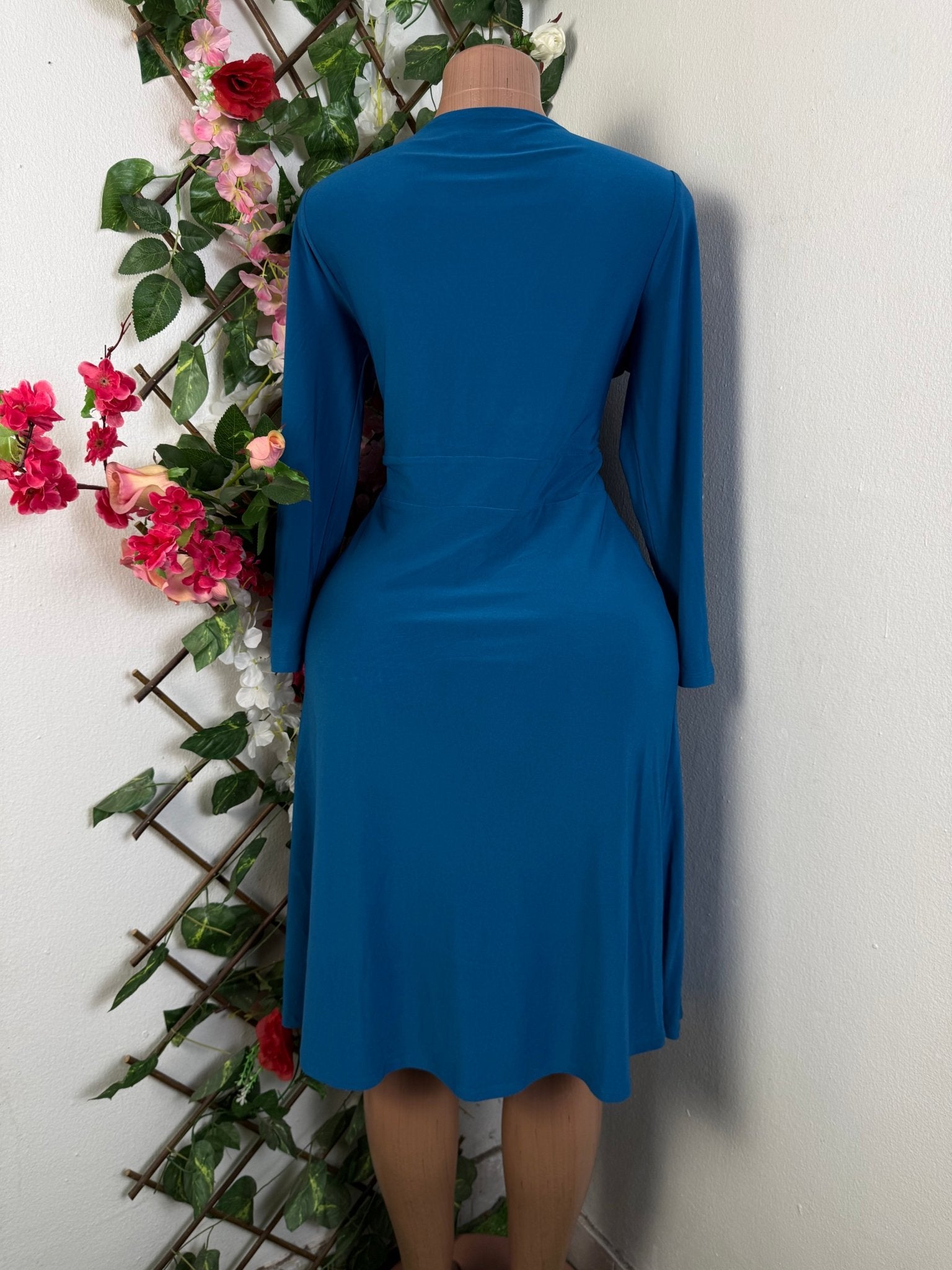 Robe évasée manches longues colle V - Perluna Store - kinshasa