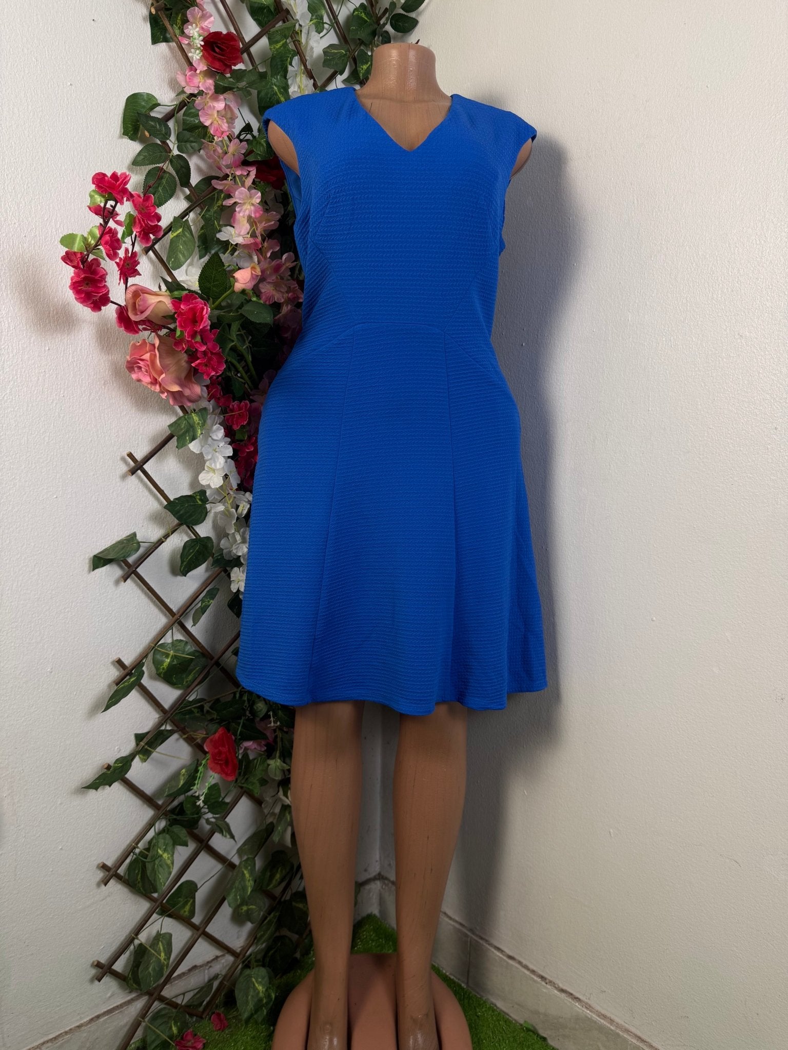 Robe évasée manches sans manches colle V - Perluna Store - kinshasa