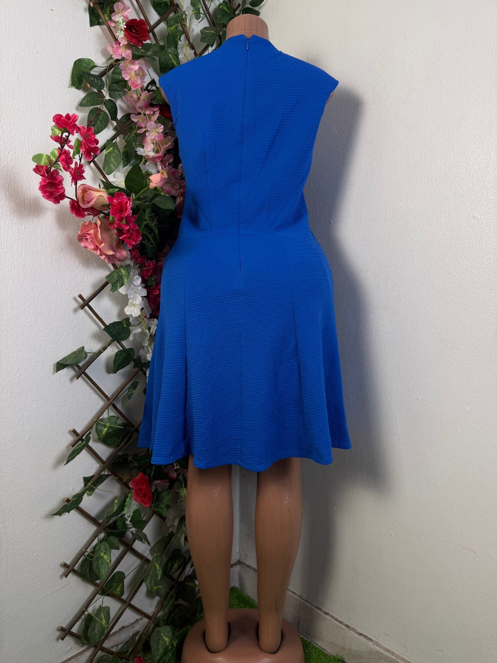 Robe évasée manches sans manches colle V - Perluna Store - kinshasa