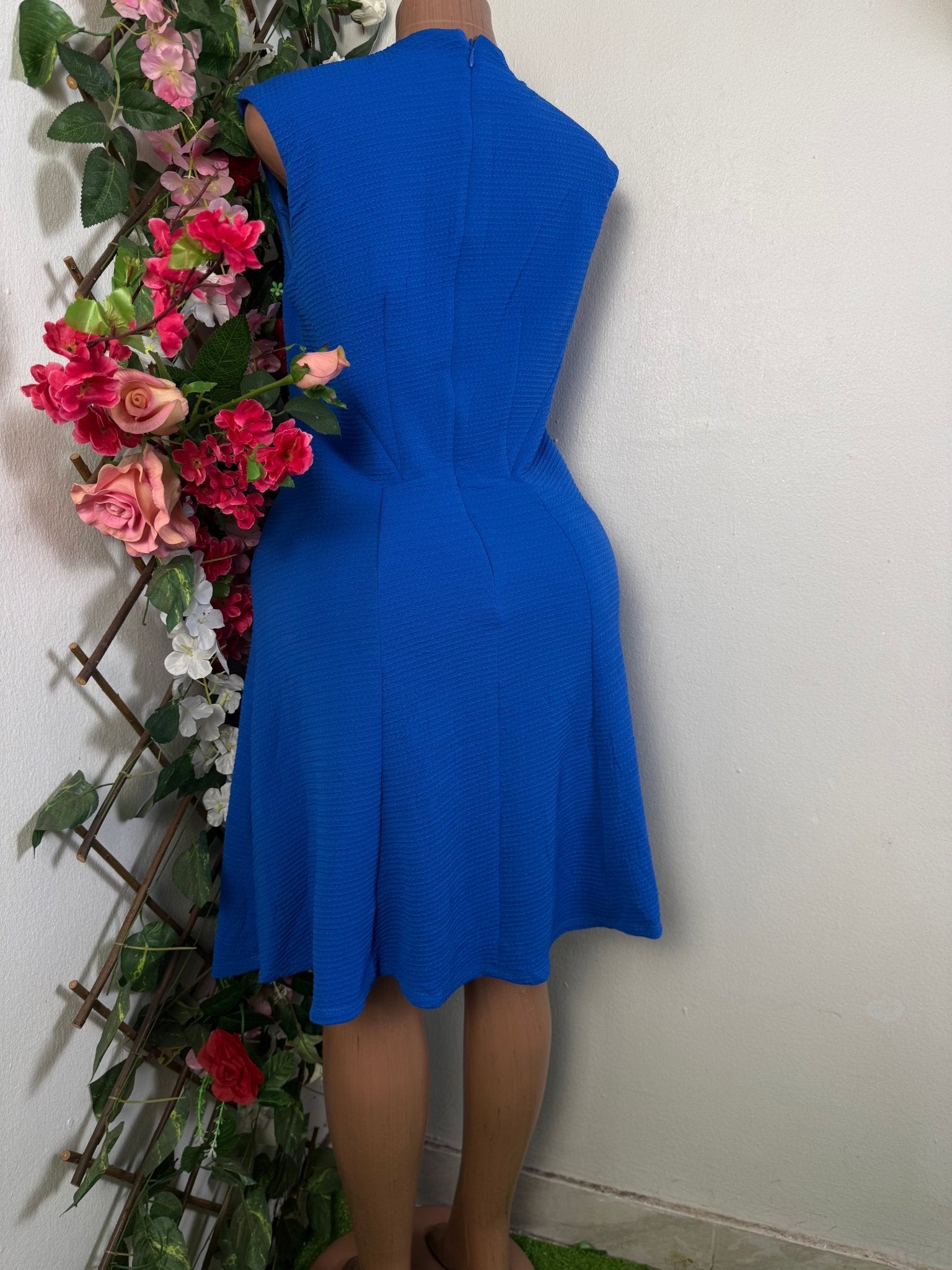 Robe évasée manches sans manches colle V - Perluna Store - kinshasa