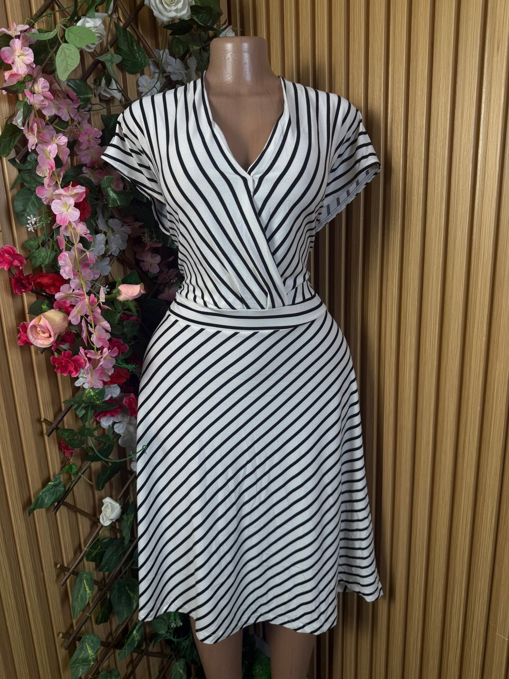Robe évasée mi-longues manches courtes col V - Perluna Store