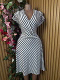 Robe évasée mi-longues manches courtes col V - Perluna Store