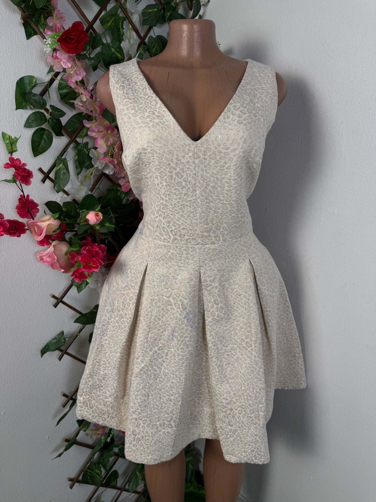 Robe évasée sans manche colle en v - Perluna Store - kinshasa