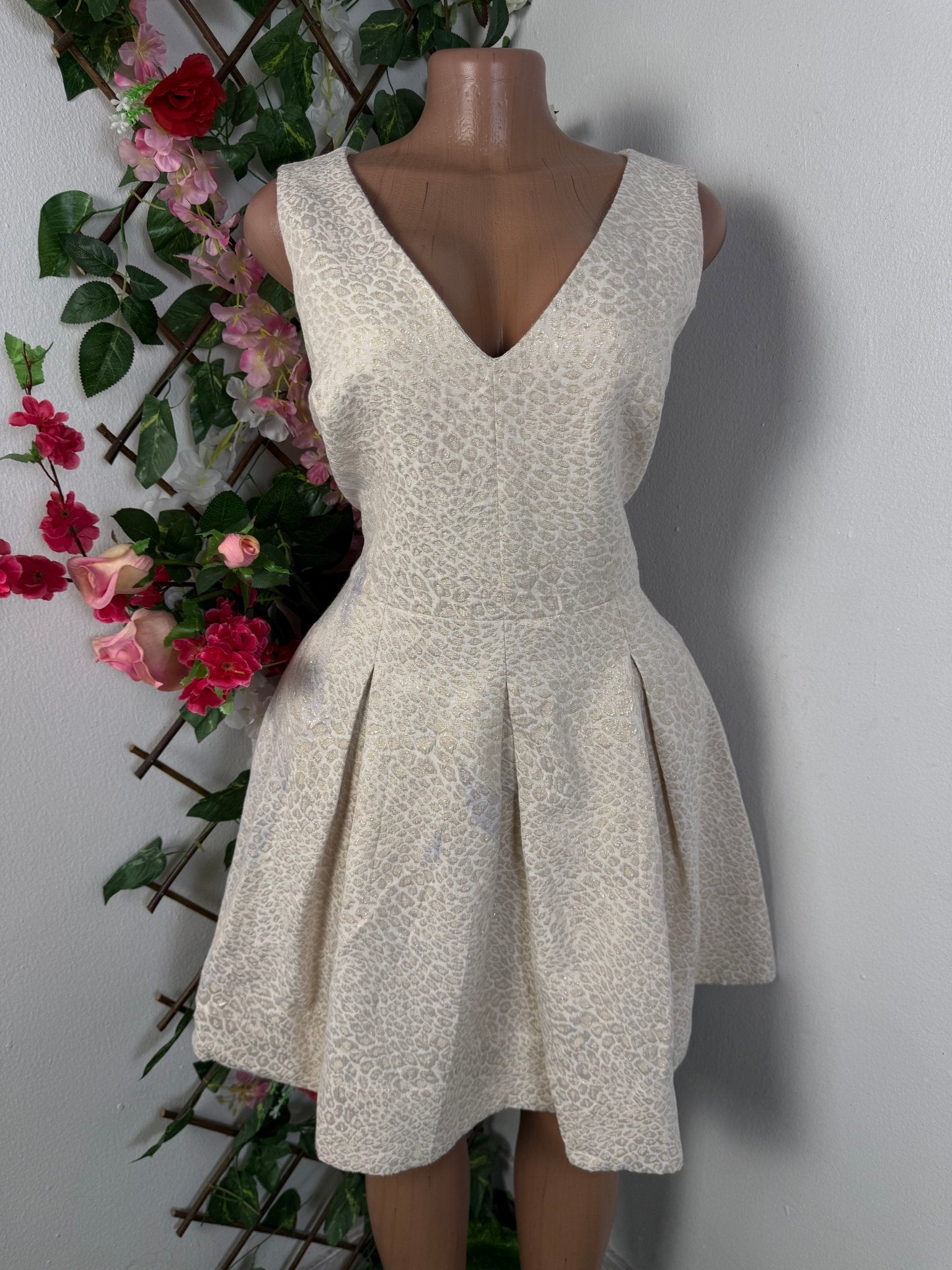 Robe évasée sans manche colle en v - Perluna Store - kinshasa