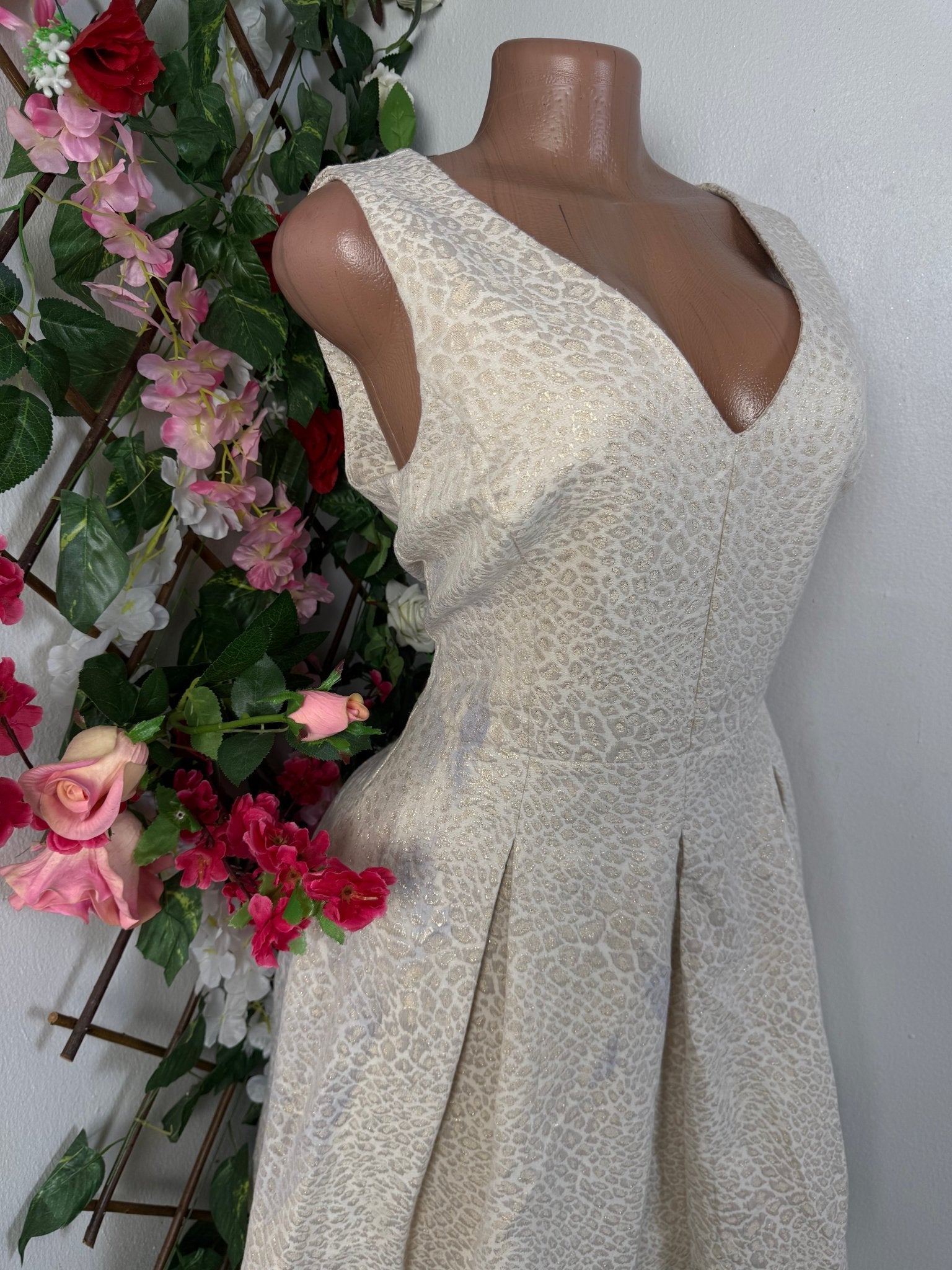Robe évasée sans manche colle en v - Perluna Store - kinshasa