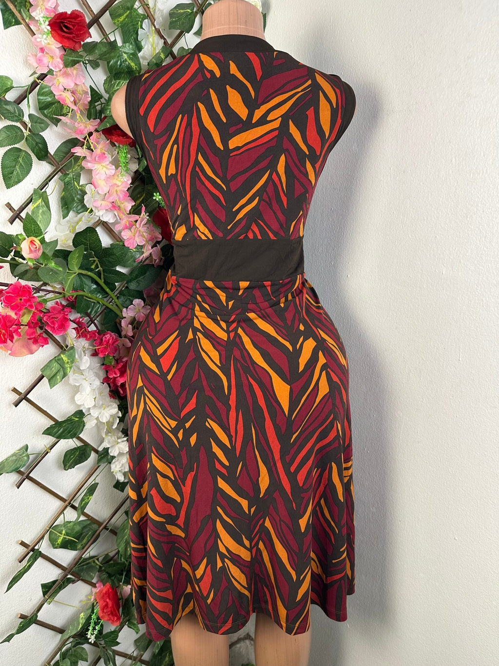 Robe évasée sans manches ceintrée col V - Perluna Store - kinshasa