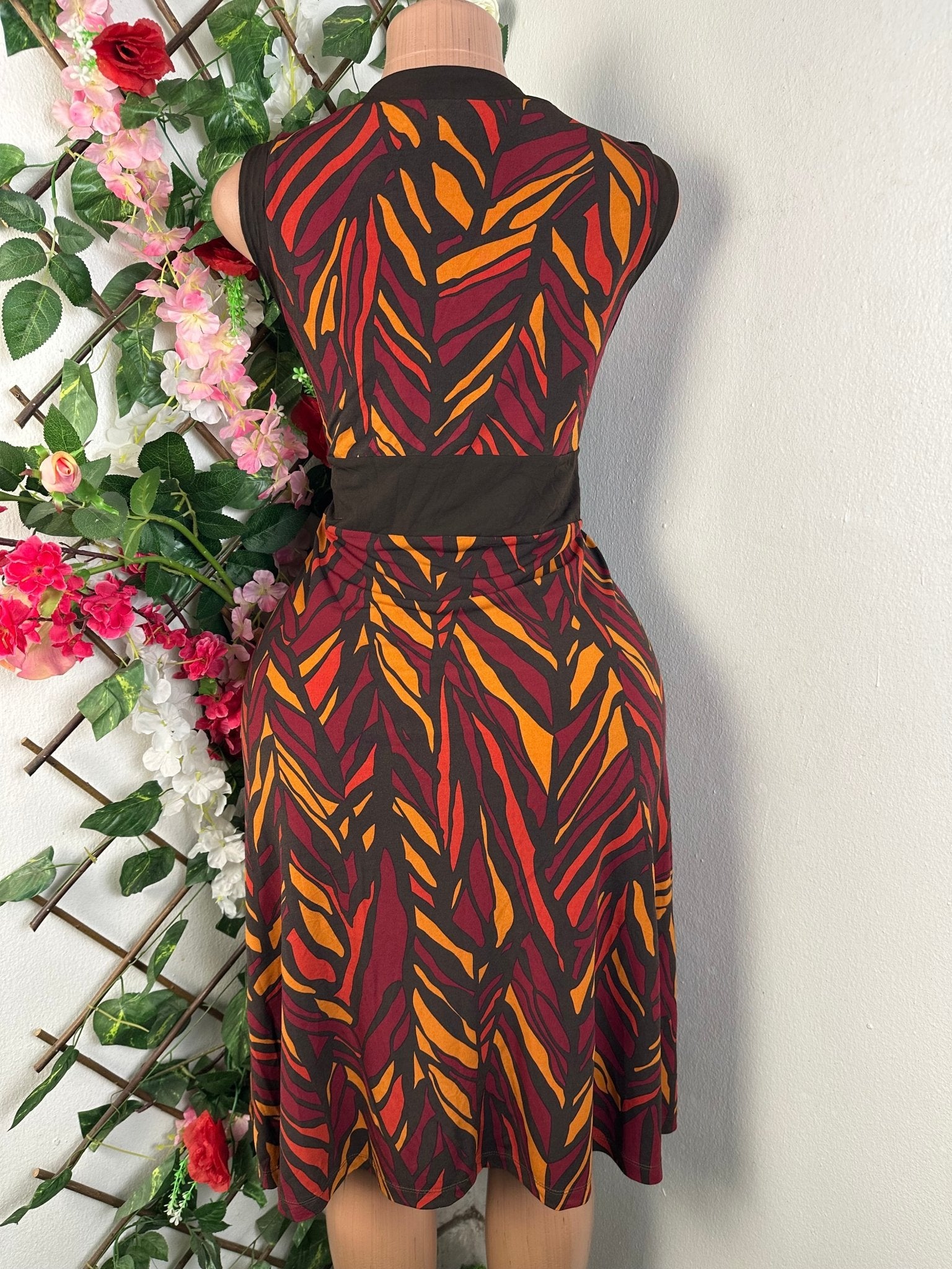 Robe évasée sans manches ceintrée col V - Perluna Store - kinshasa