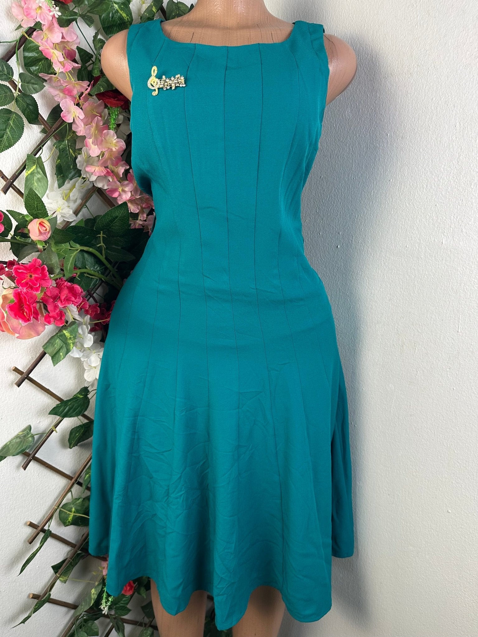 Robe évasée sans manches col rond - Perluna Store - kinshasa