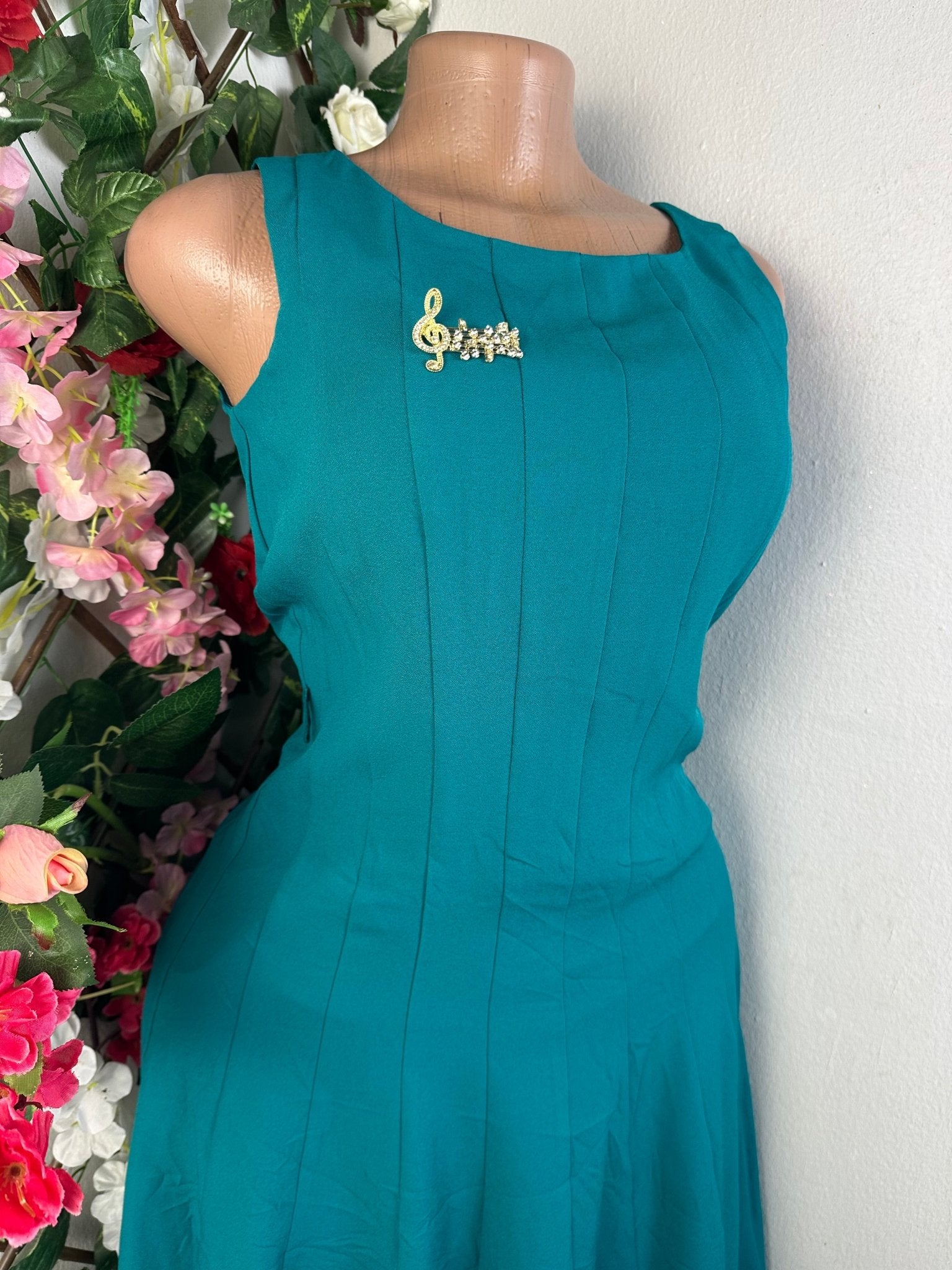 Robe évasée sans manches col rond - Perluna Store - kinshasa