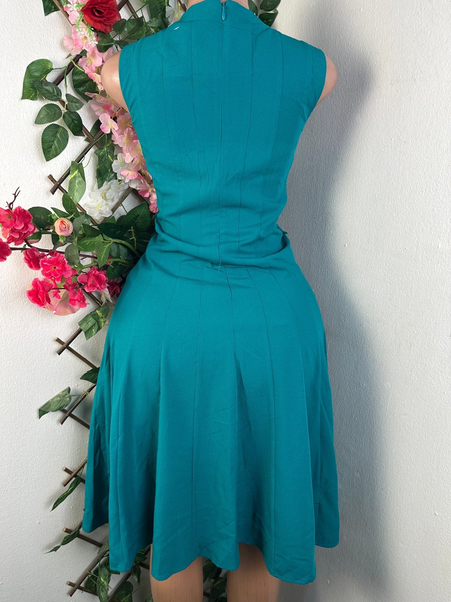 Robe évasée sans manches col rond - Perluna Store - kinshasa