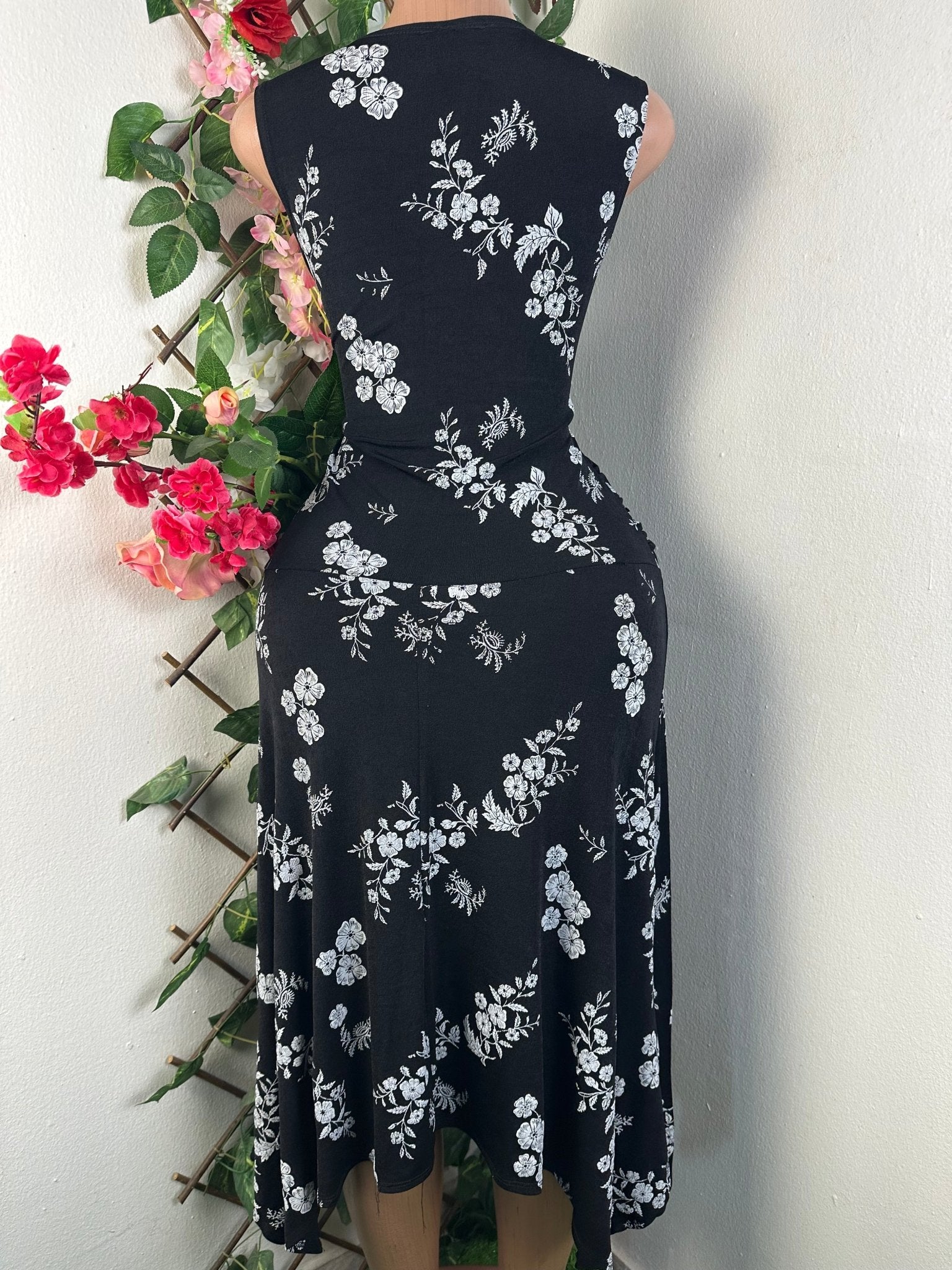 Robe évasée sans manches col V - Perluna Store - kinshasa