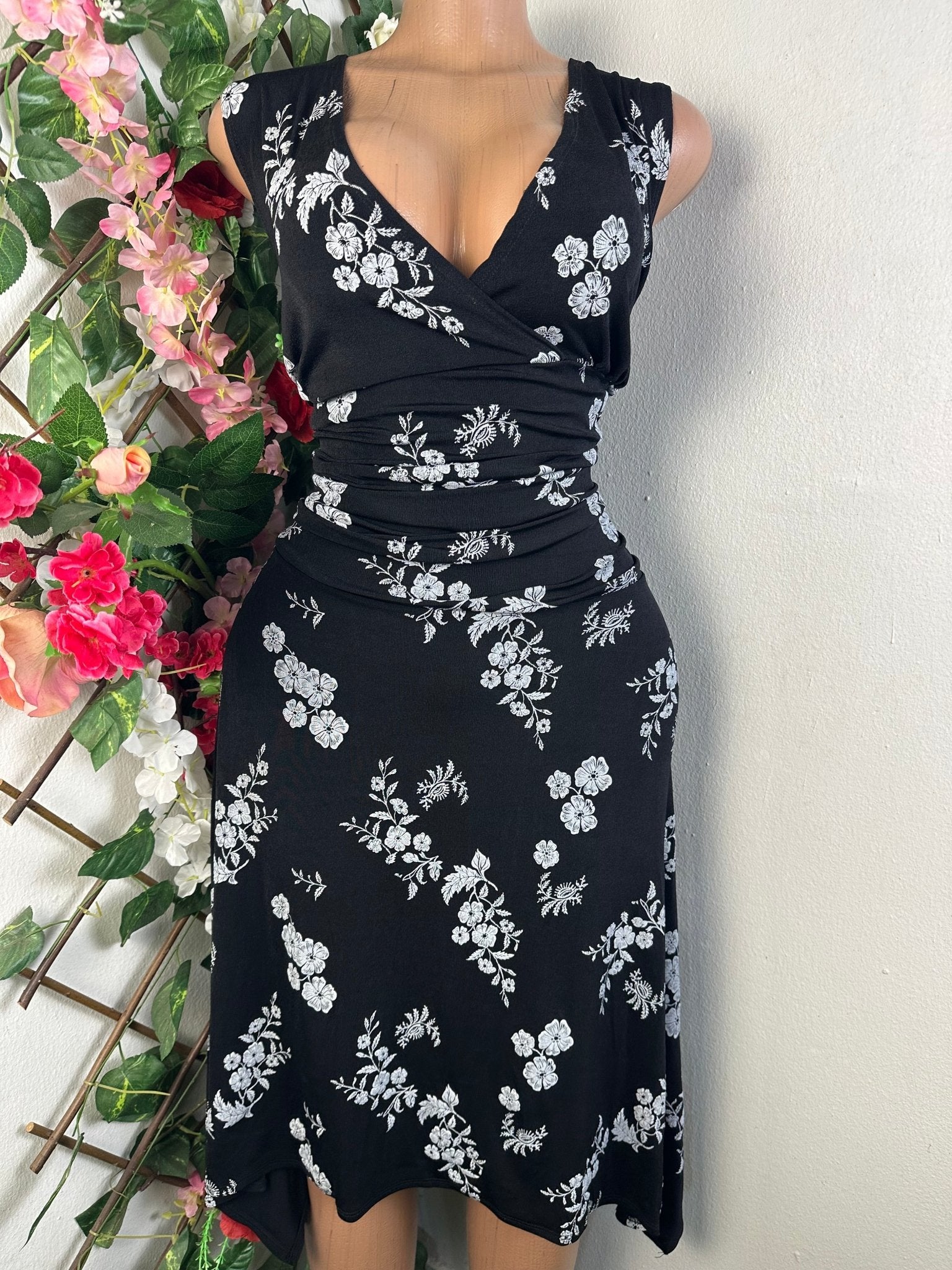 Robe évasée sans manches col V - Perluna Store - kinshasa