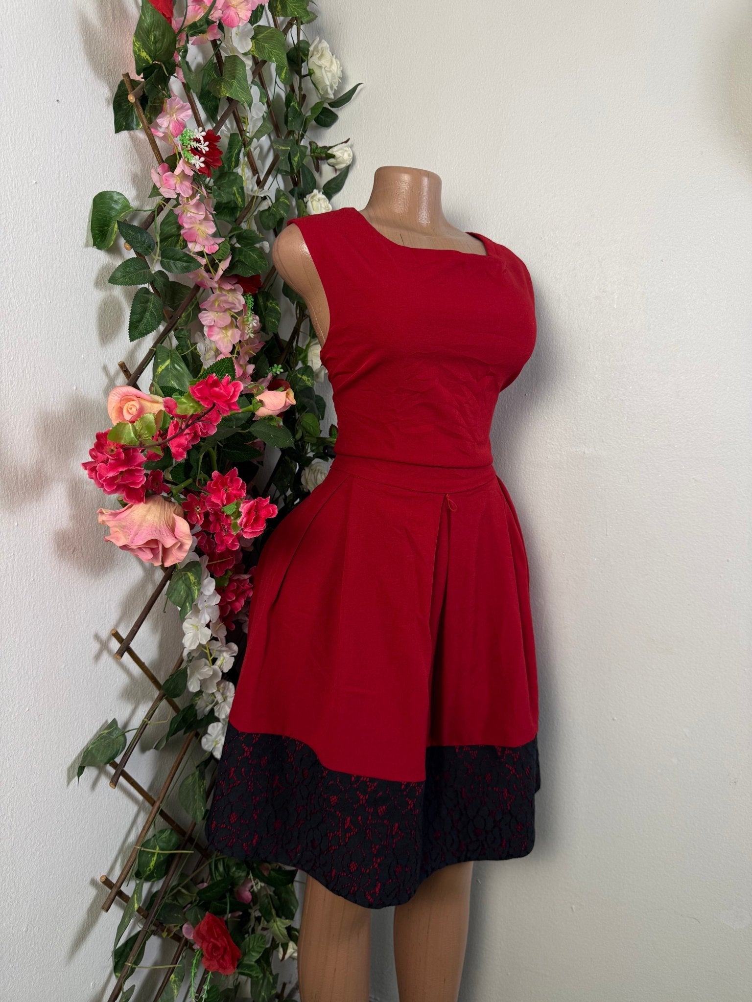 Robe évasée sans manches colle carré - Perluna Store - kinshasa