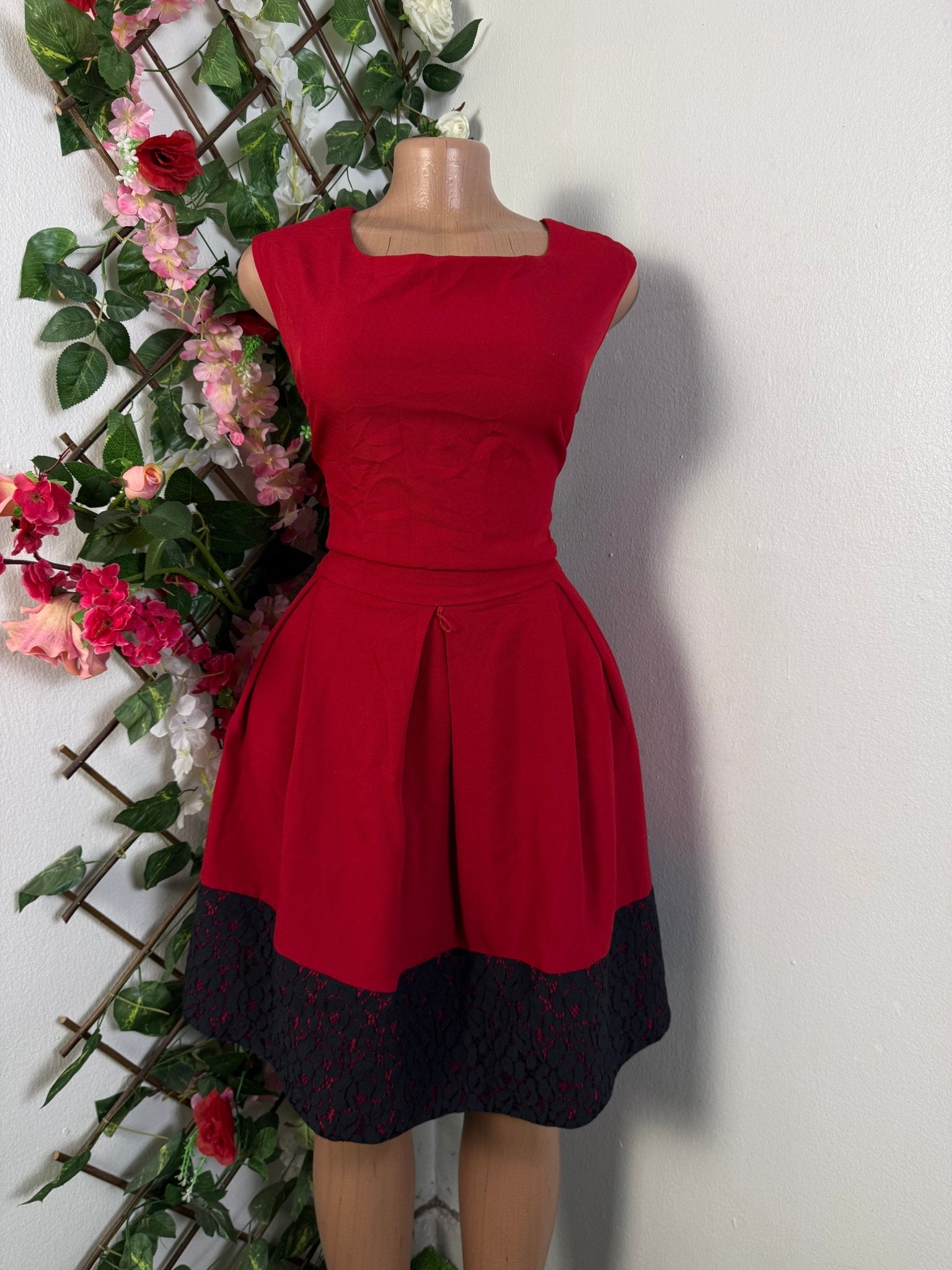 Robe évasée sans manches colle carré - Perluna Store - kinshasa