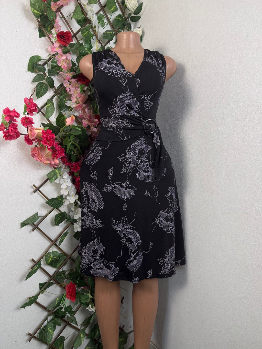 Robe évasée sans manches colle V - Perluna Store - kinshasa