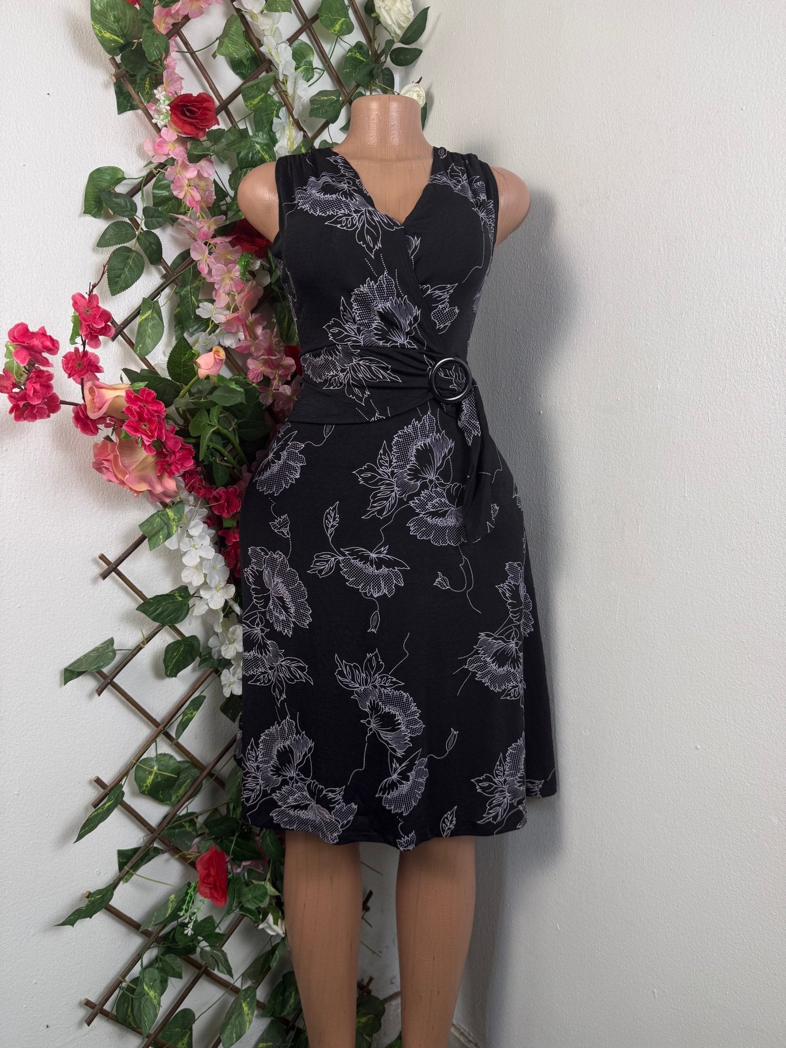 Robe évasée sans manches colle V - Perluna Store - kinshasa