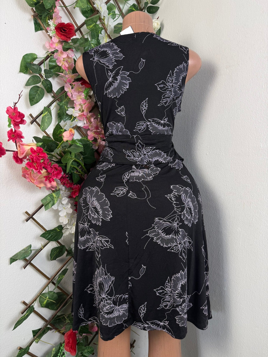 Robe évasée sans manches colle V - Perluna Store - kinshasa