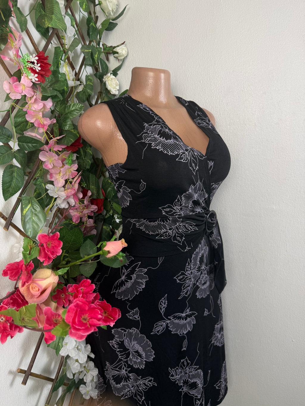 Robe évasée sans manches colle V - Perluna Store - kinshasa