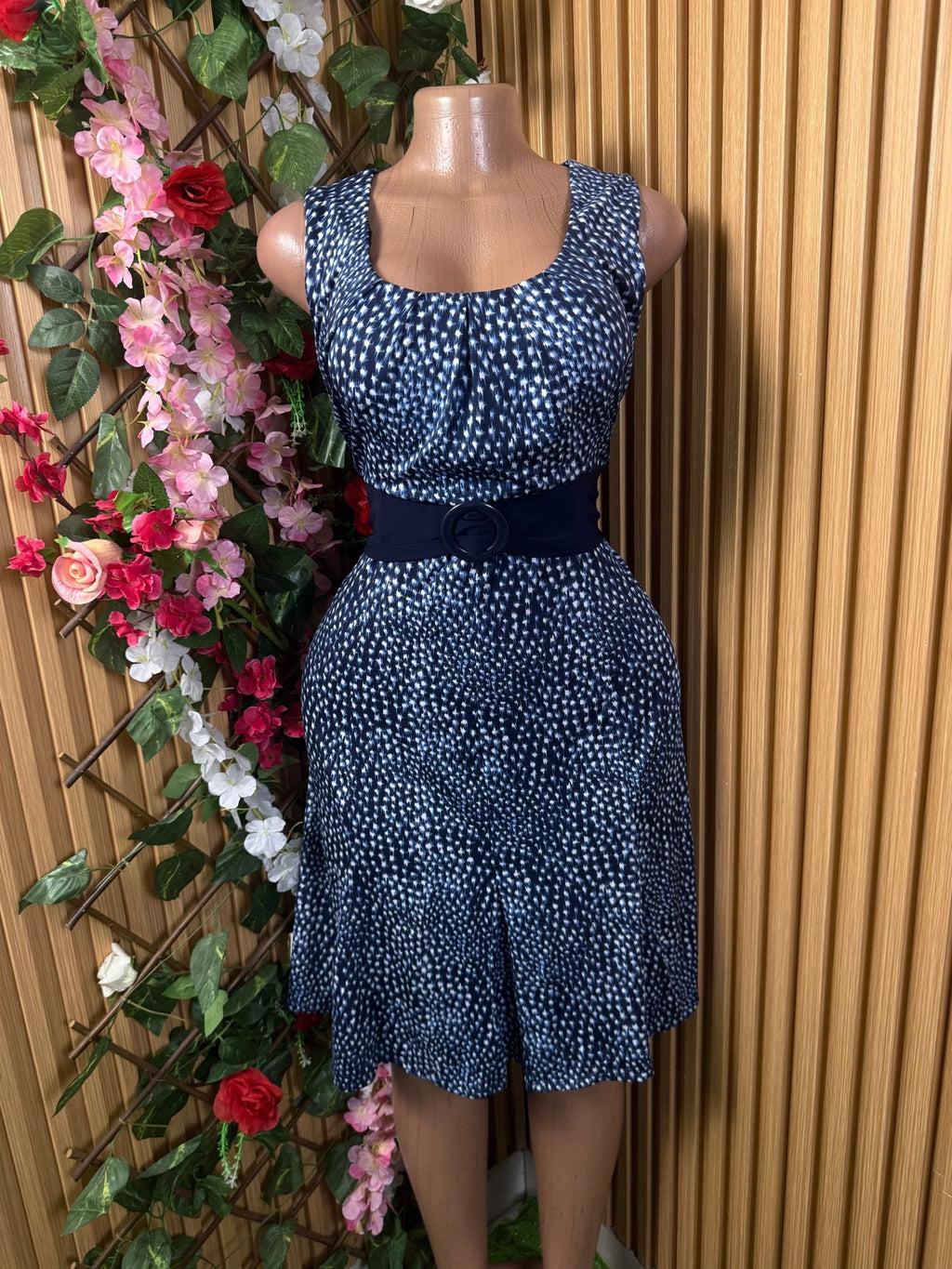 Robe évasée sans manches décollectée ceintrée - Perluna Store