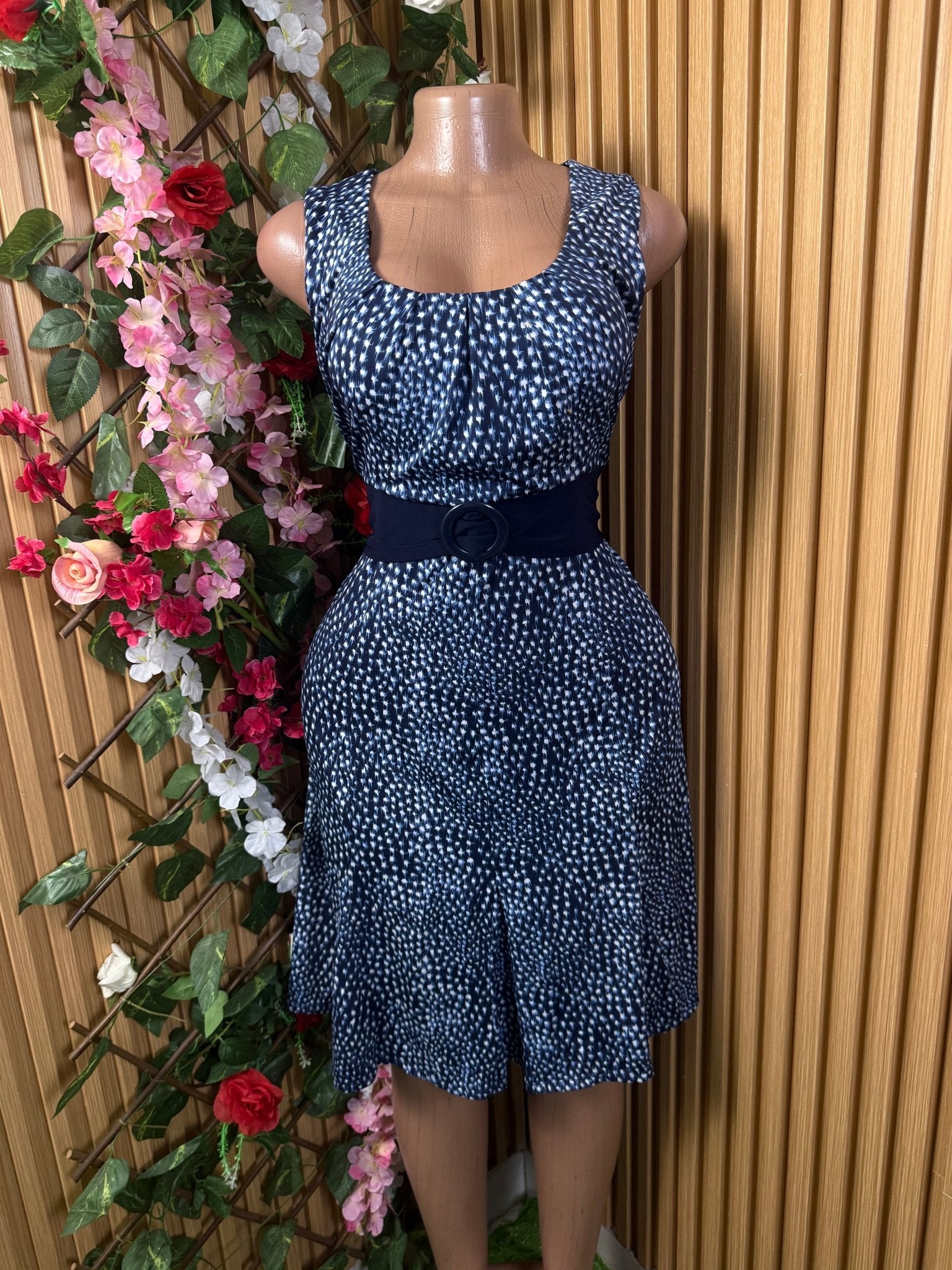 Robe évasée sans manches décollectée ceintrée - Perluna Store