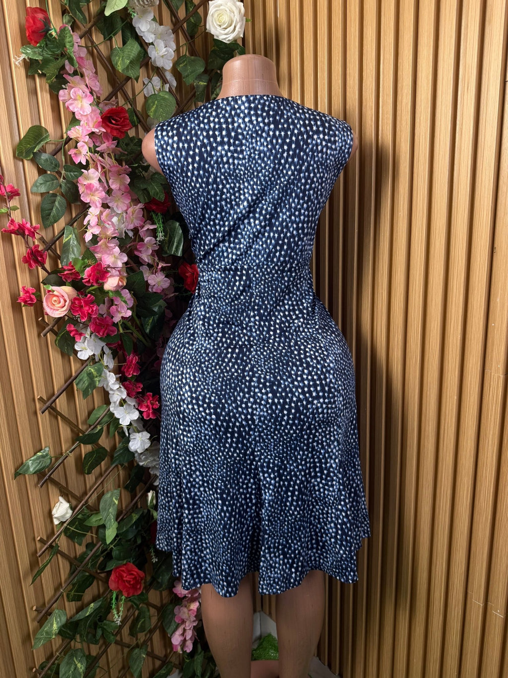 Robe évasée sans manches décollectée ceintrée - Perluna Store