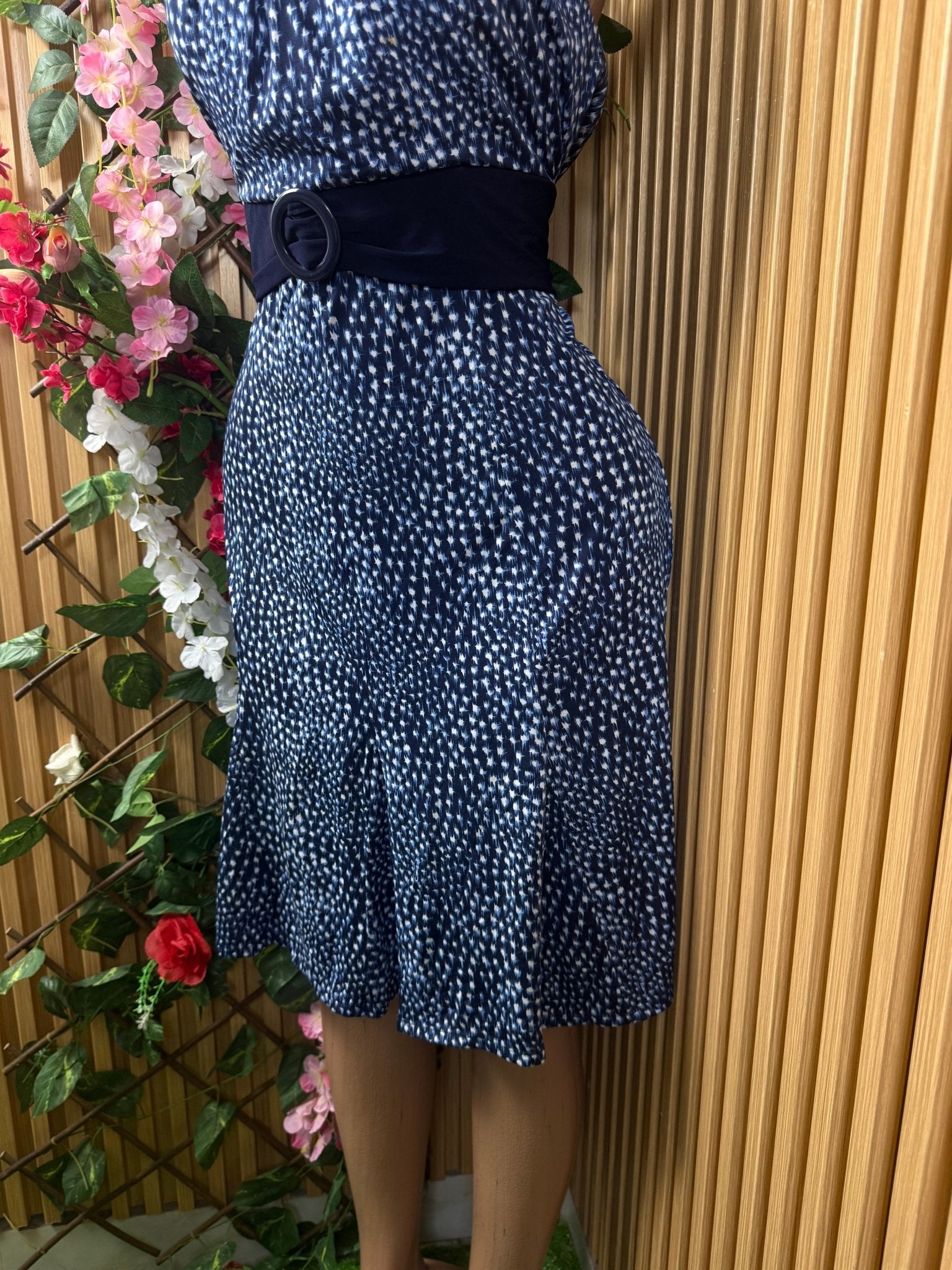 Robe évasée sans manches décollectée ceintrée - Perluna Store