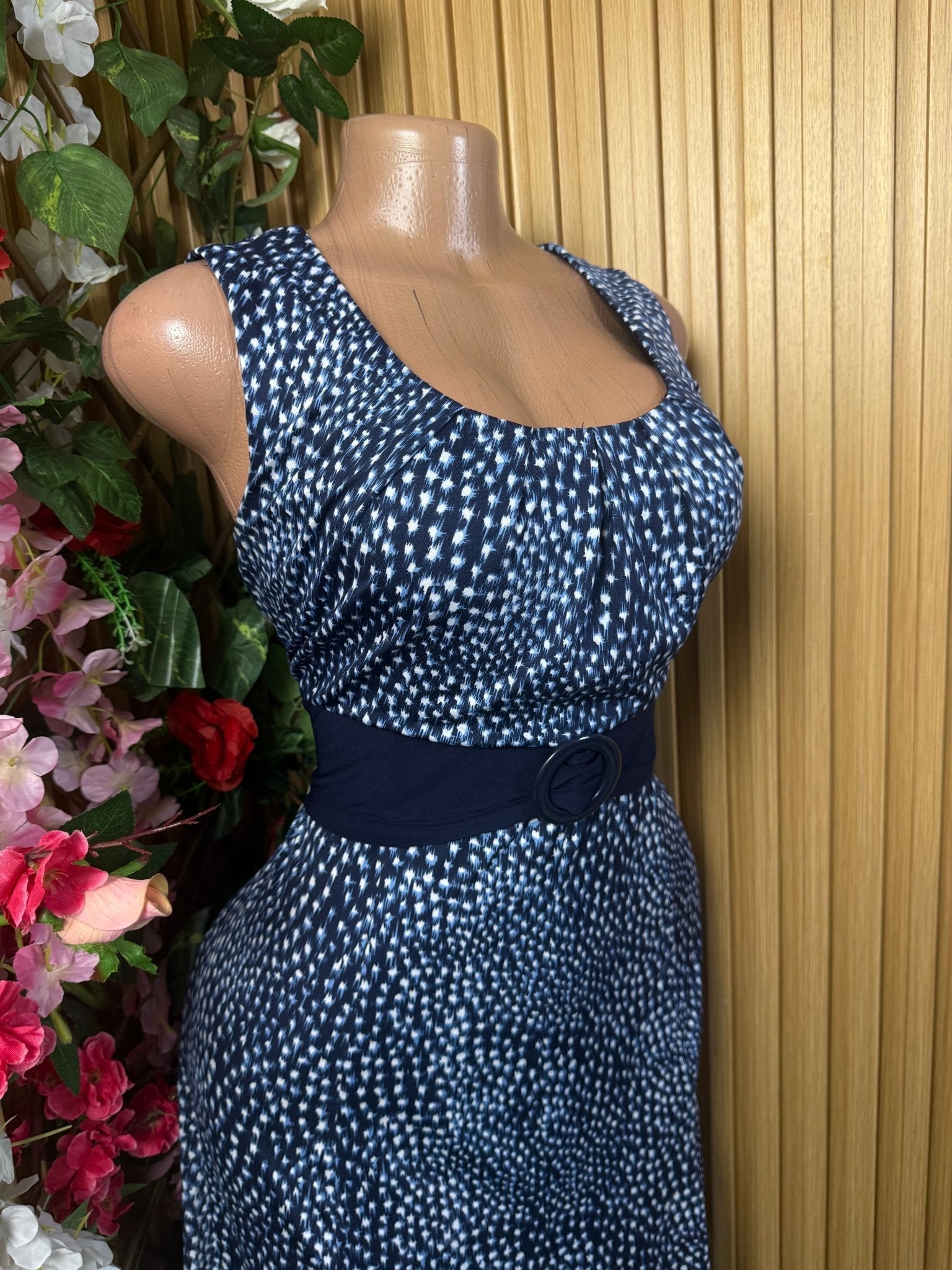 Robe évasée sans manches décollectée ceintrée - Perluna Store
