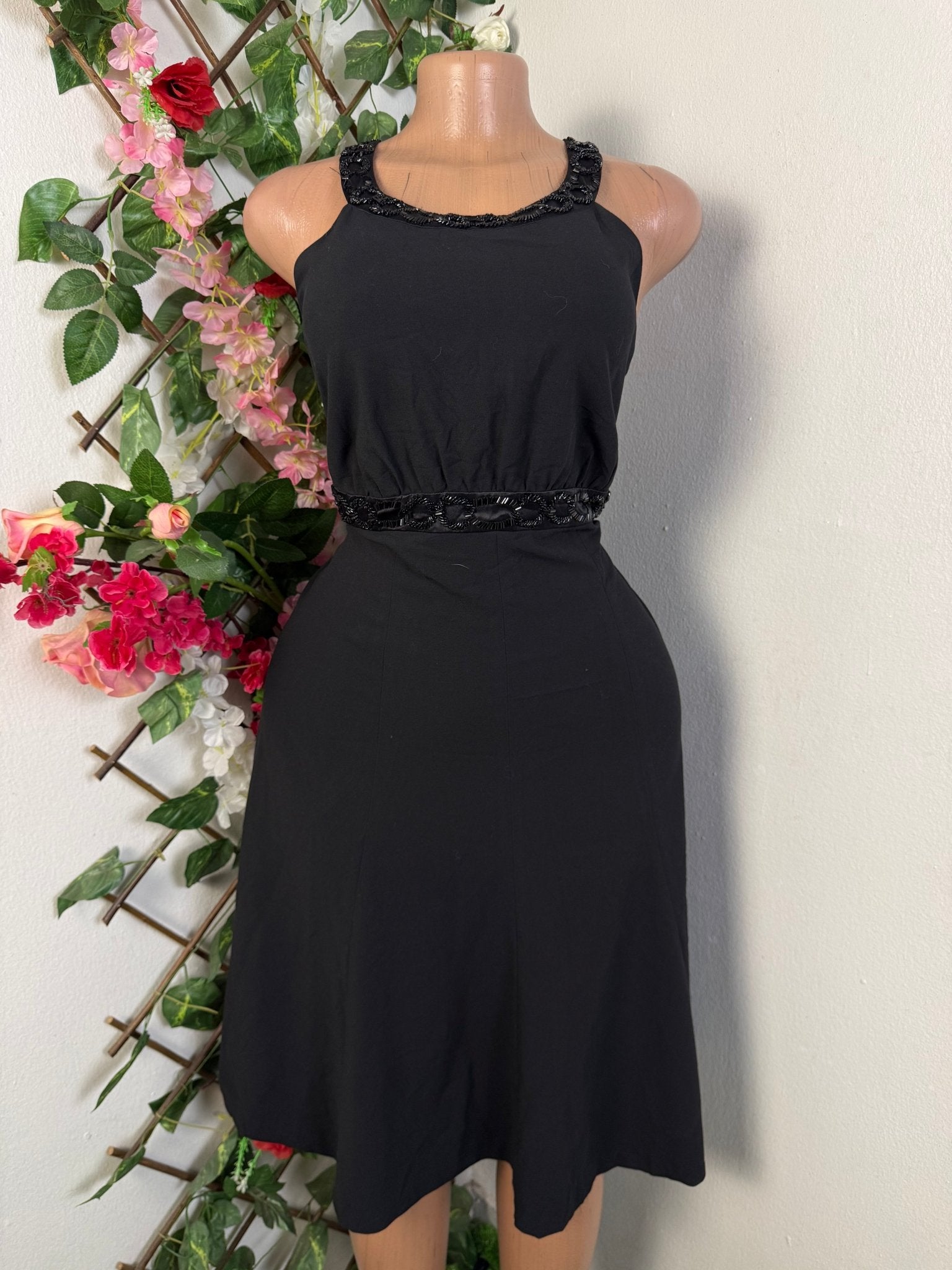 Robe évasée sans manches décollectée - Perluna Store - kinshasa