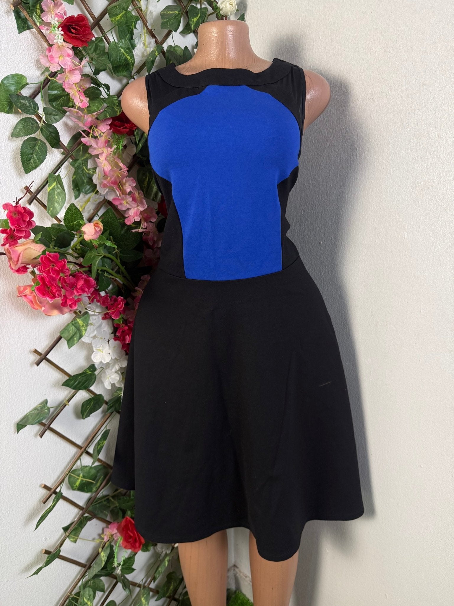 Robe évasée sans manches décollectée - Perluna Store