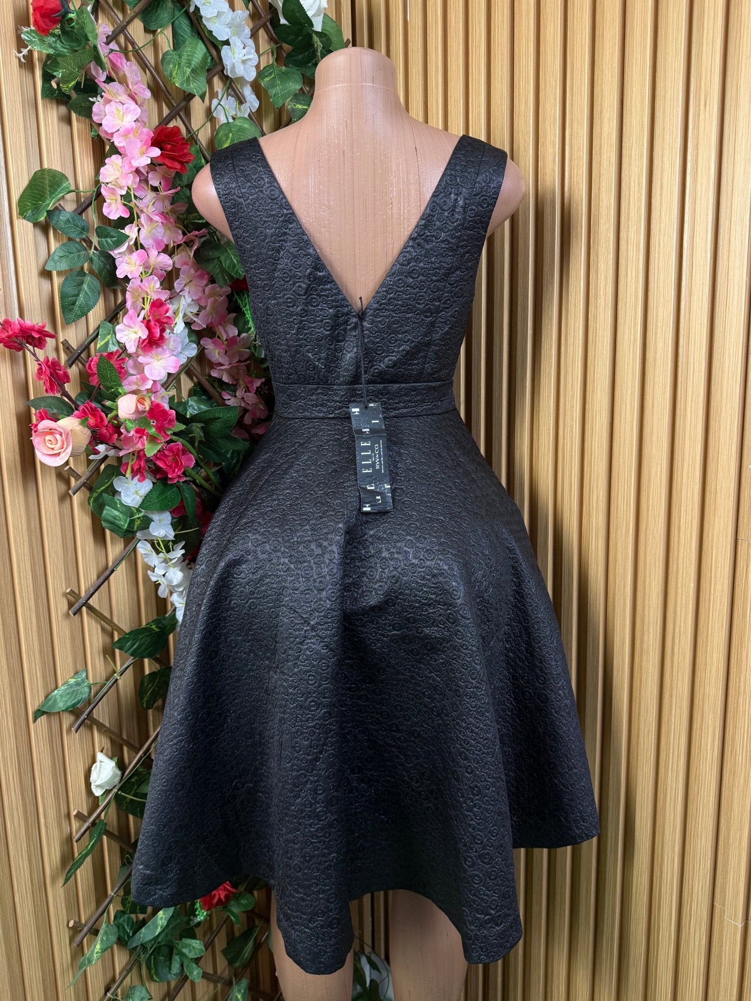 Robe évasée sans manches décolléctée - Perluna Store