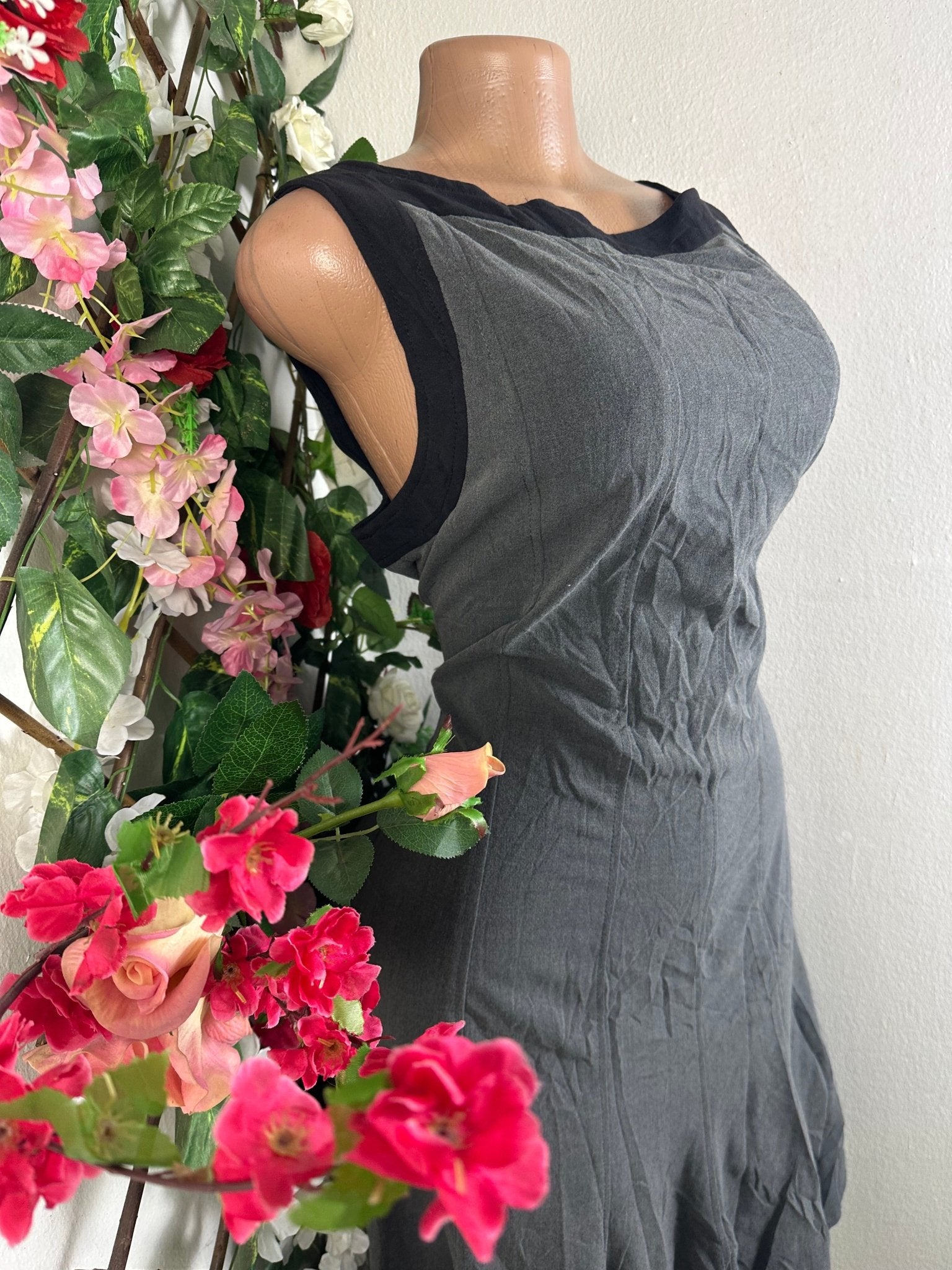 Robe évasée sans manches décolletée - Perluna Store - kinshasa