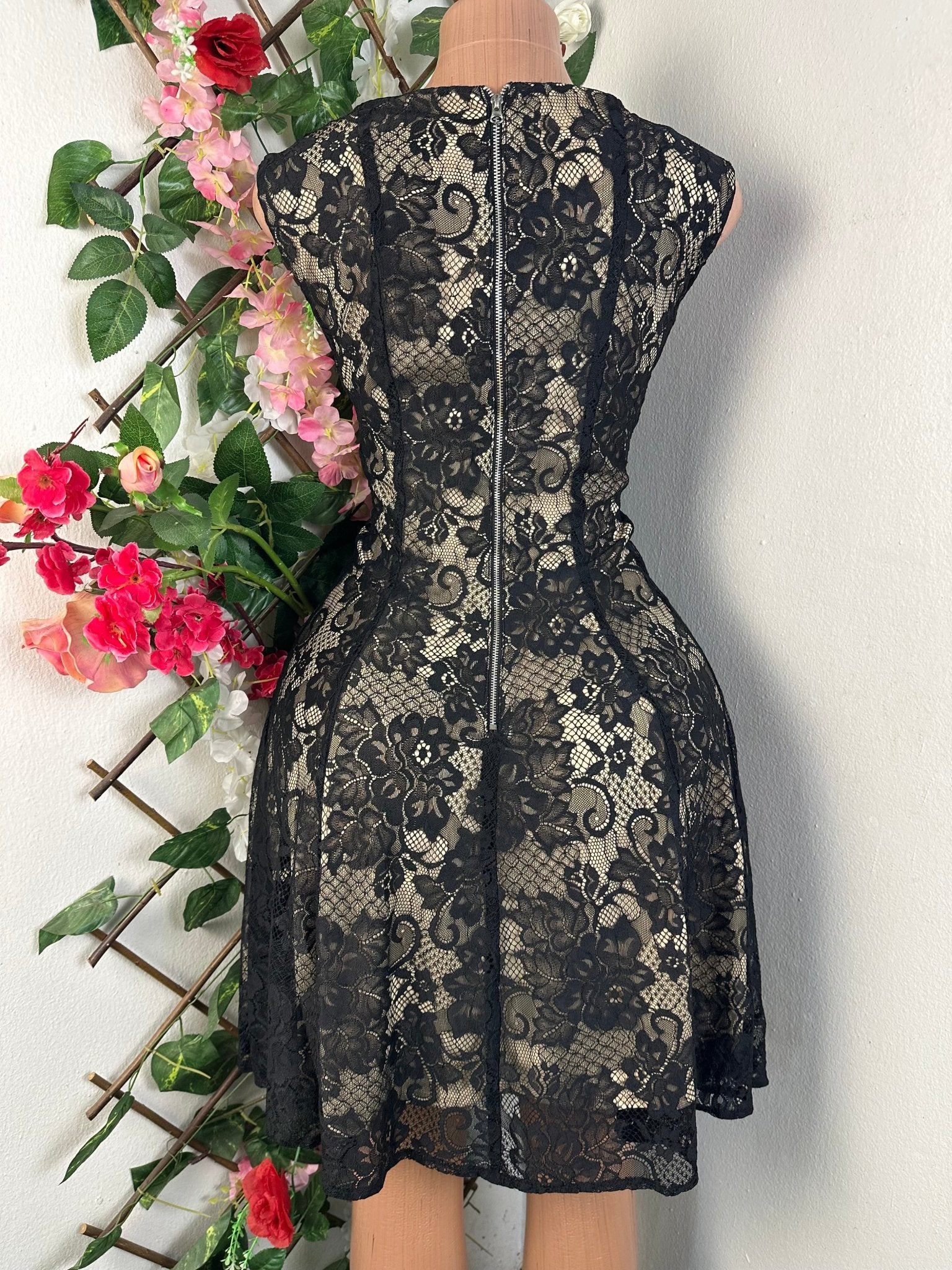 Robe évasée sans manches drapée - Perluna Store - kinshasa