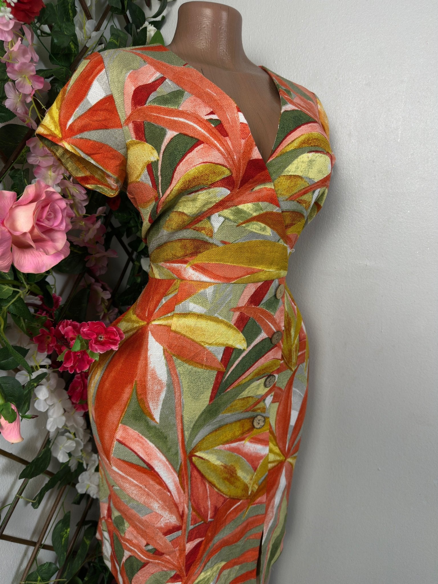 Robe fleurie à manche mi courte décolleté en V croisée - Perluna Store - kinshasa