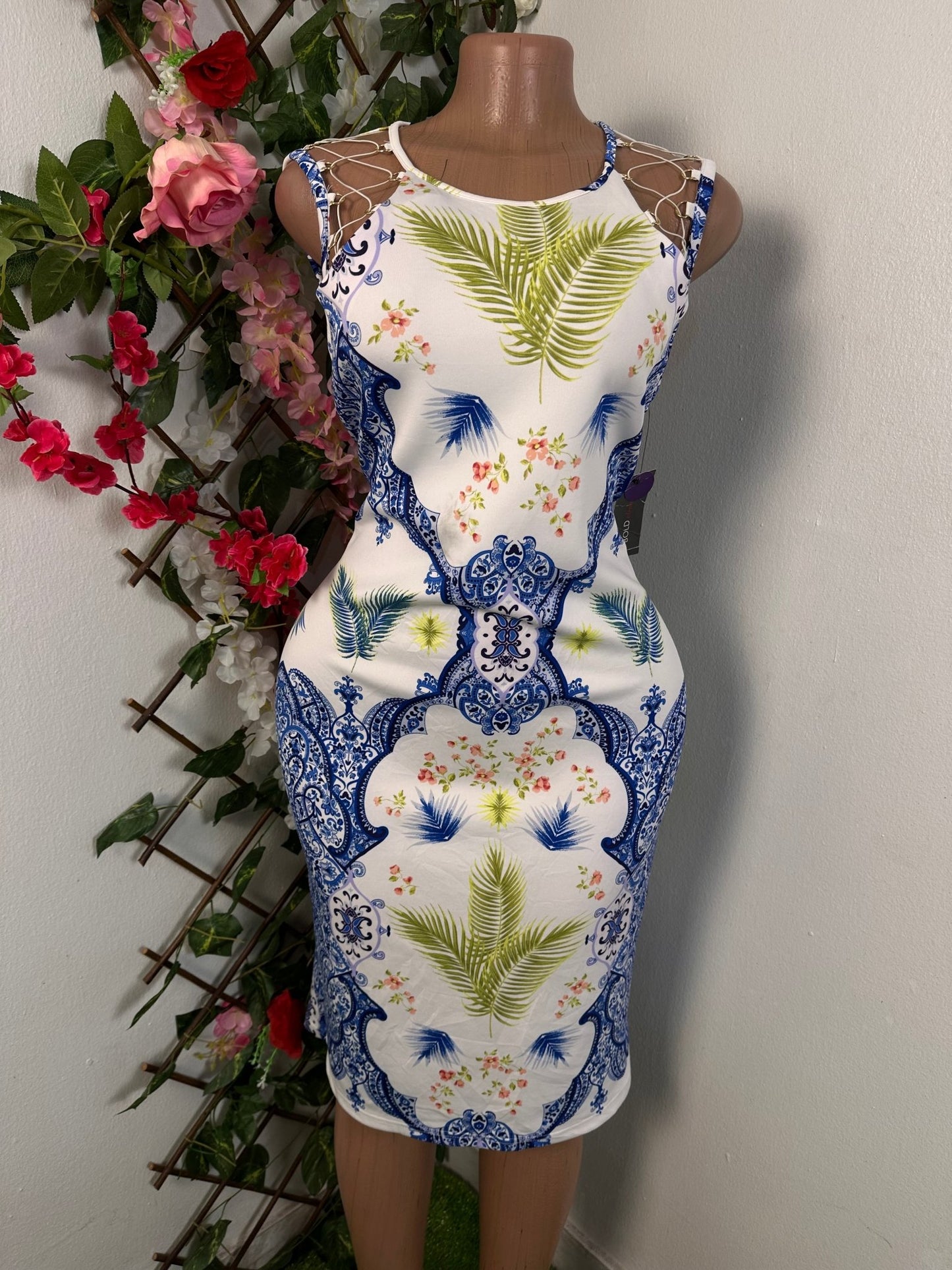 Robe fleurie mi longue avec un décolleté en filet sans manche - Perluna Store - kinshasa