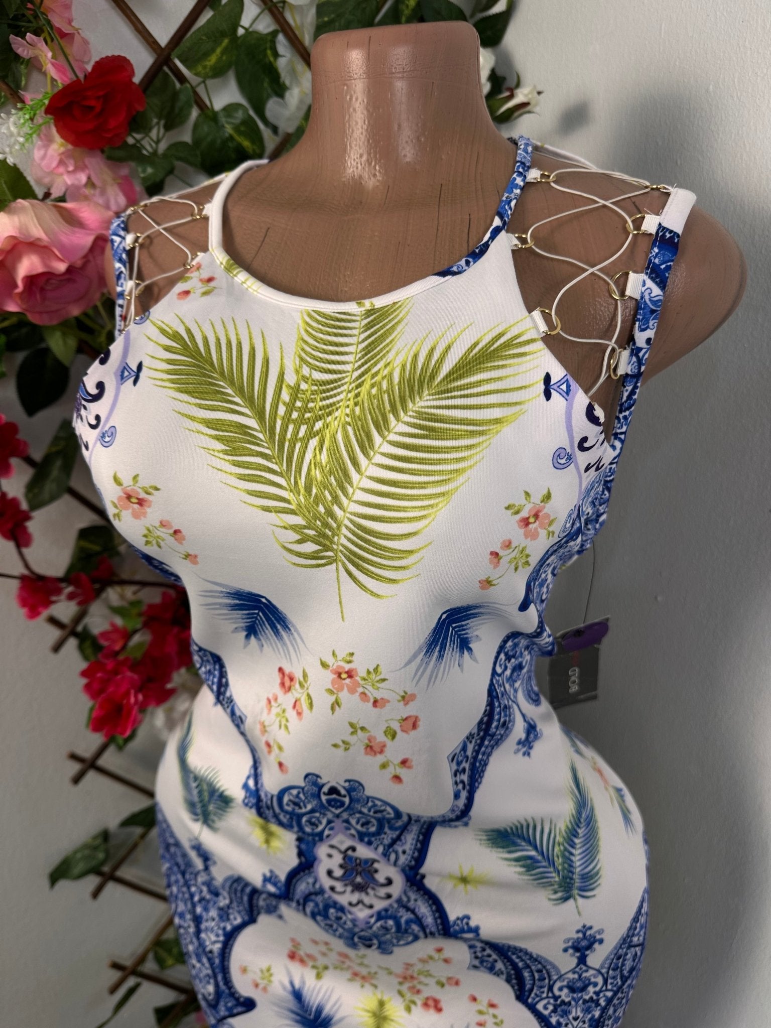 Robe fleurie mi longue avec un décolleté en filet sans manche - Perluna Store - kinshasa