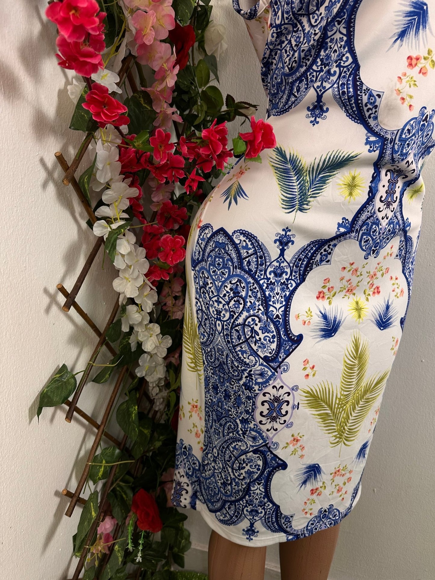 Robe fleurie mi longue avec un décolleté en filet sans manche - Perluna Store - kinshasa