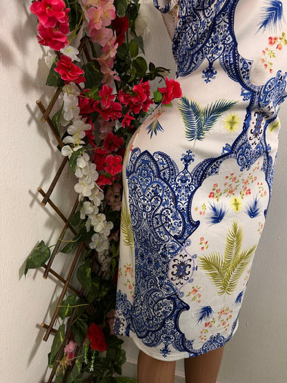 Robe fleurie mi longue avec un décolleté en filet sans manche - Perluna Store - kinshasa