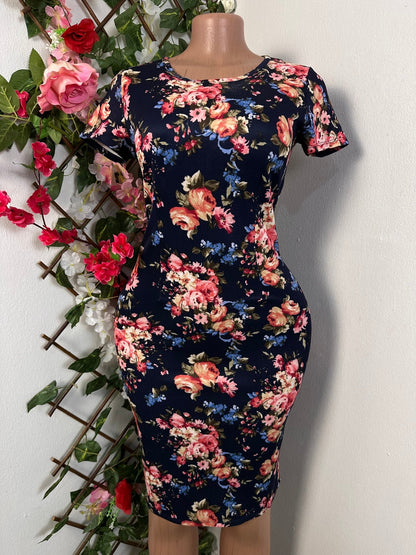 Robe fleurie moulante courte manche mi courte à colle rond - Perluna Store - kinshasa