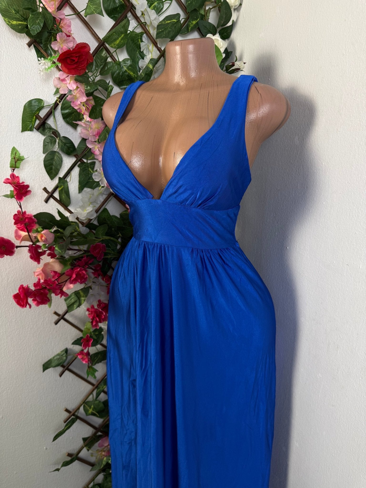 Robe longue a décolleté plongeant - Perluna Store - kinshasa